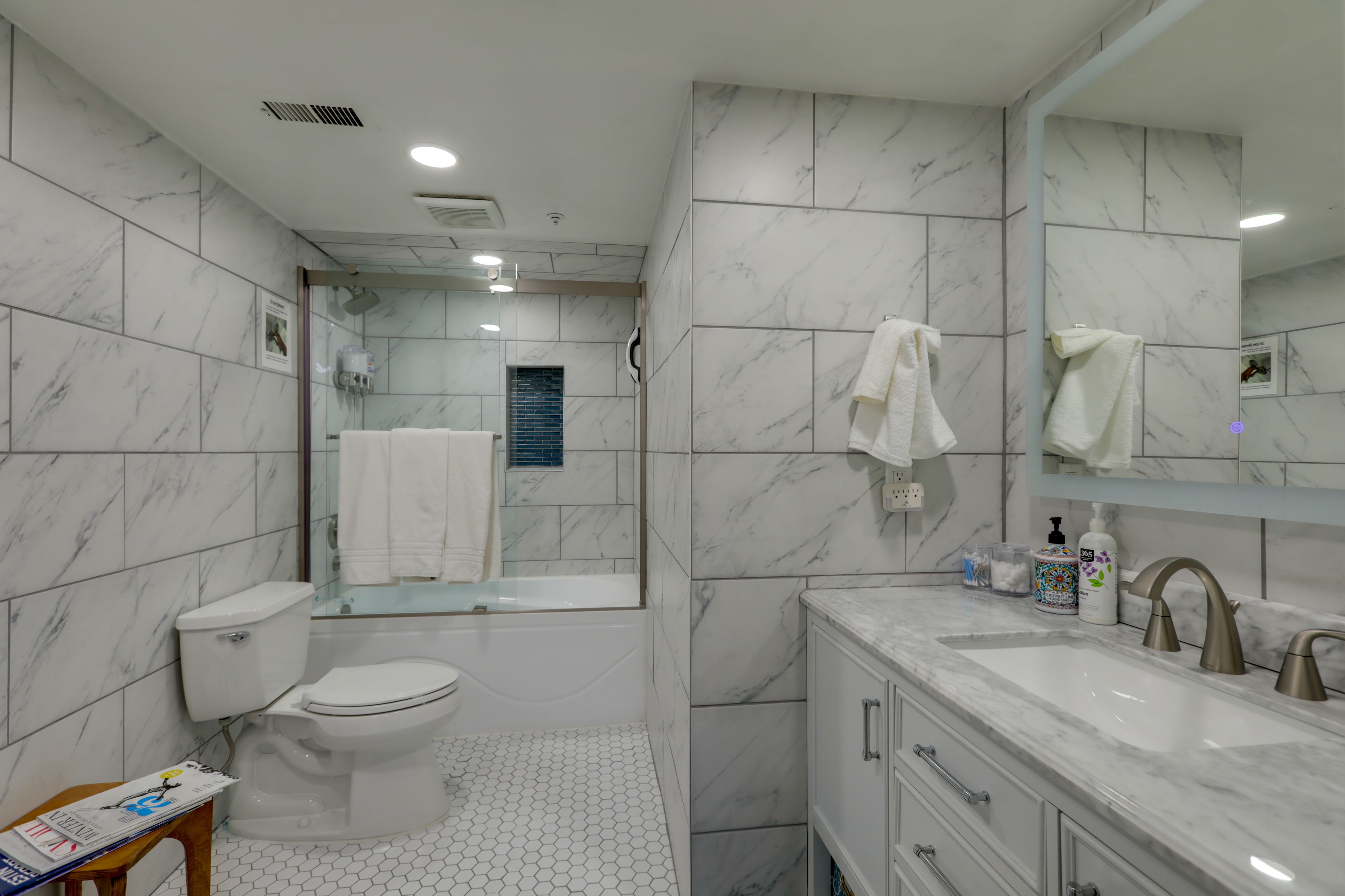 Full Bathroom | 1st Floor | Complimentary Toiletries | Towels Provided