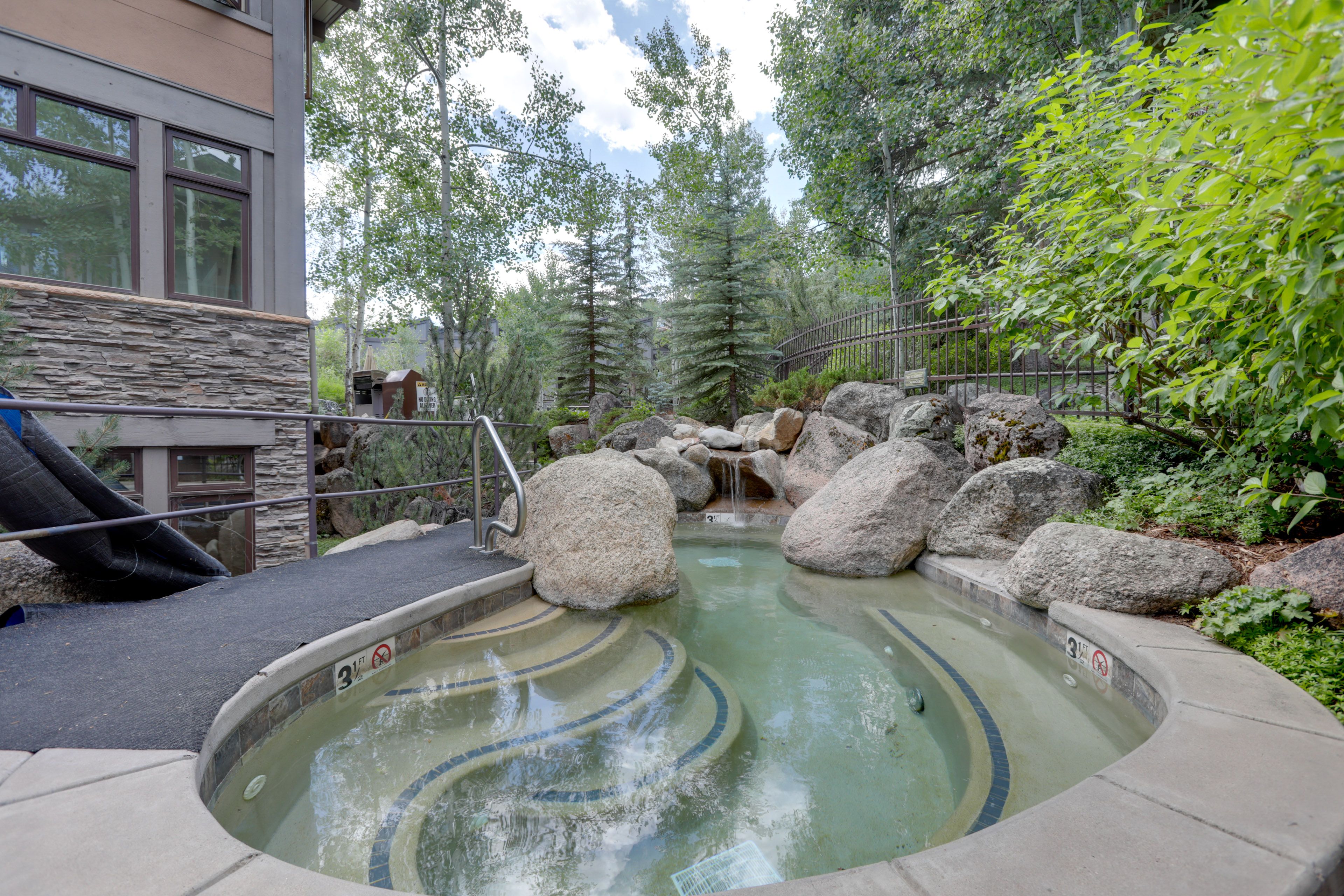 Community Amenities | Hot Tub