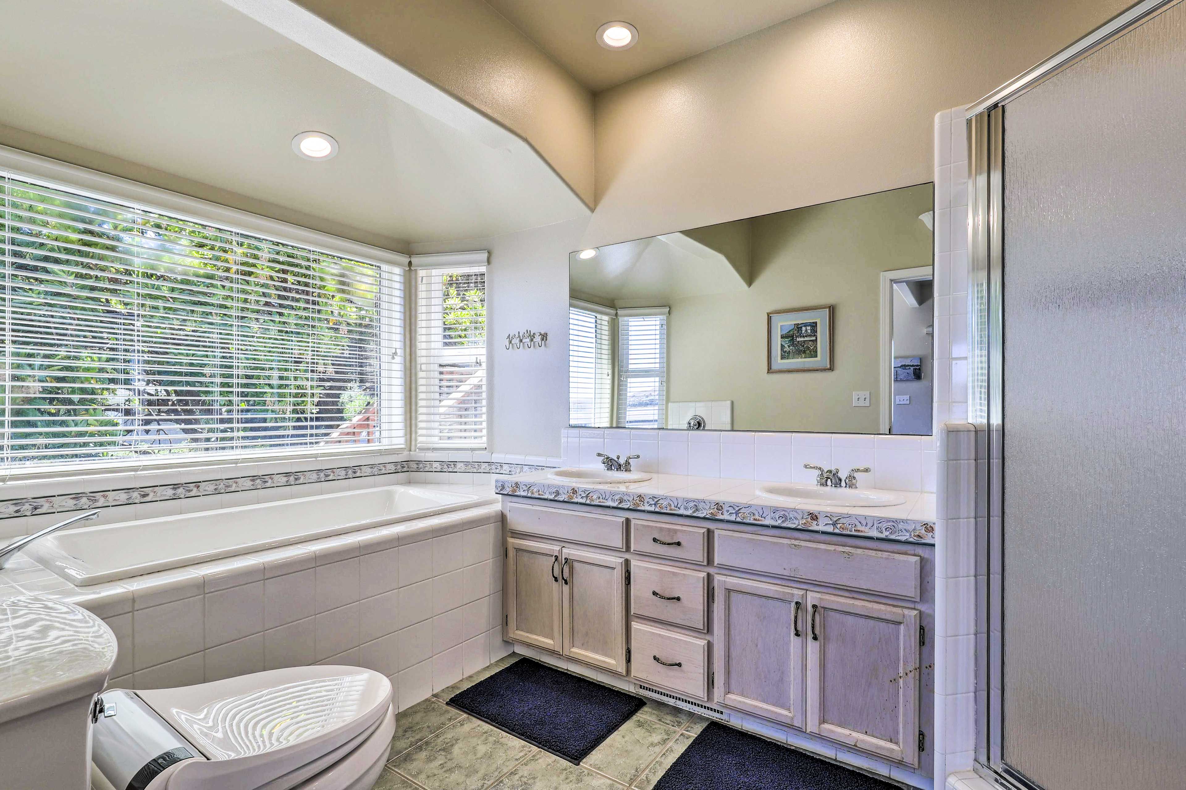 Full Bathroom | Soaking Tub
