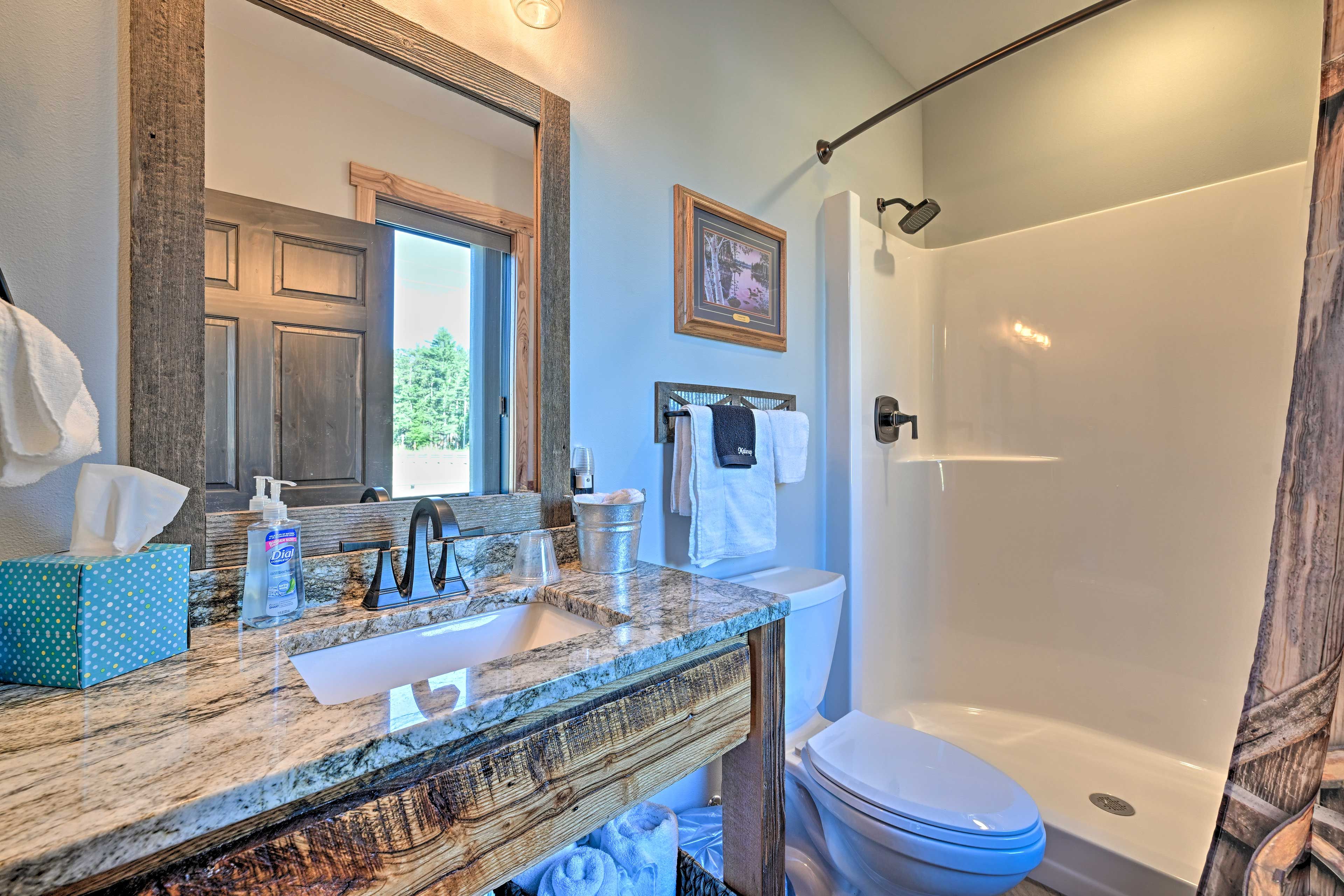 Full Bathroom | Towels Provided | Complimentary Toiletries