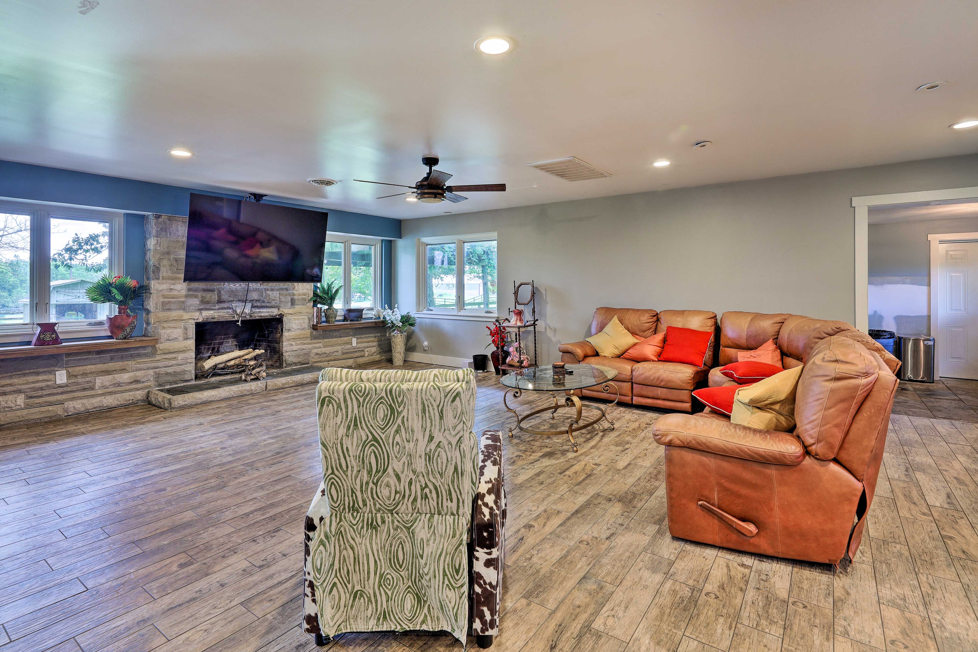 Living Room | Main Level | Free WiFi | Smart TV