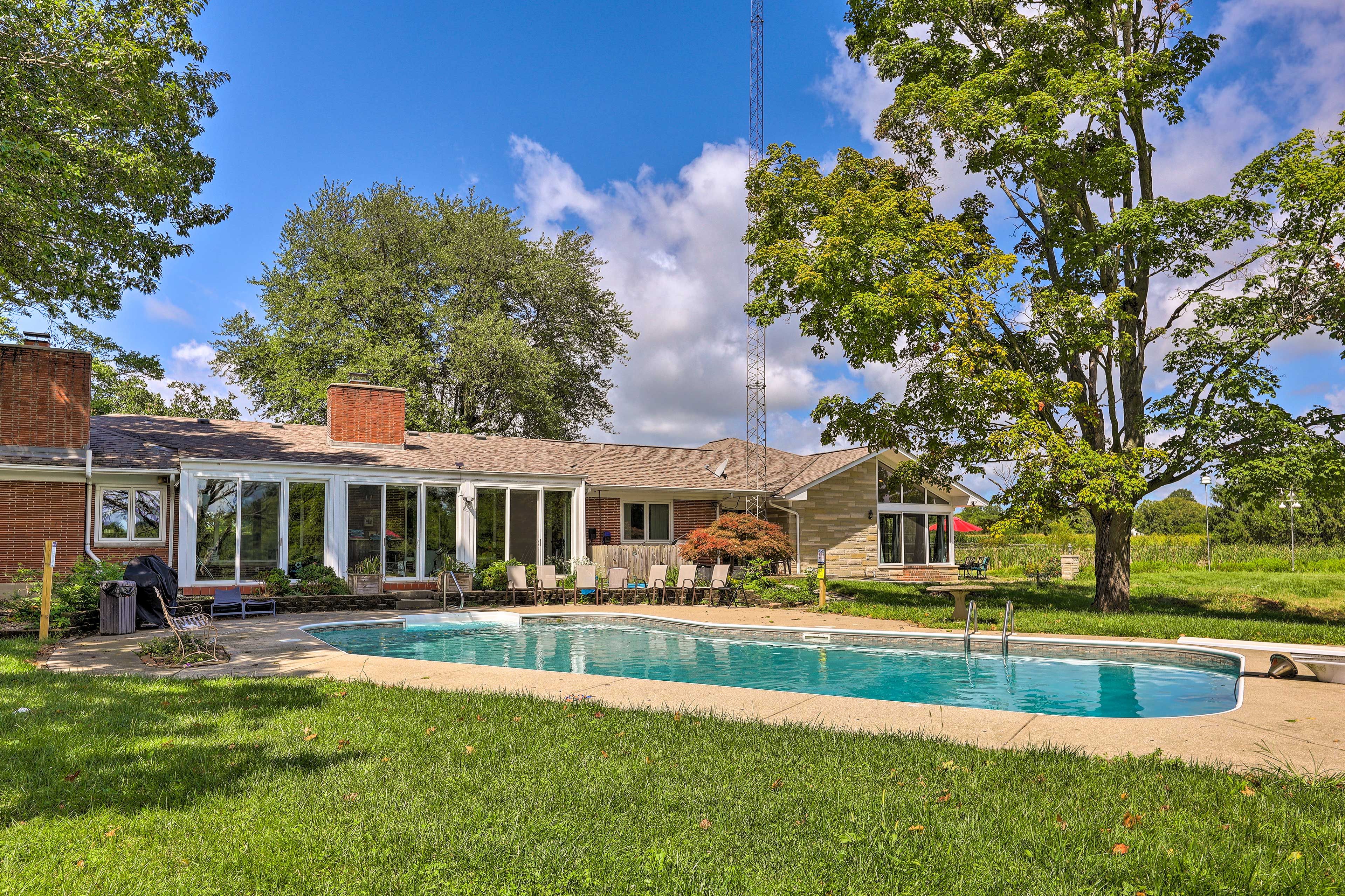 Lebanon Vacation Rental | 4BR | 3BA | 1 Step to Enter | 3,800 Sq Ft