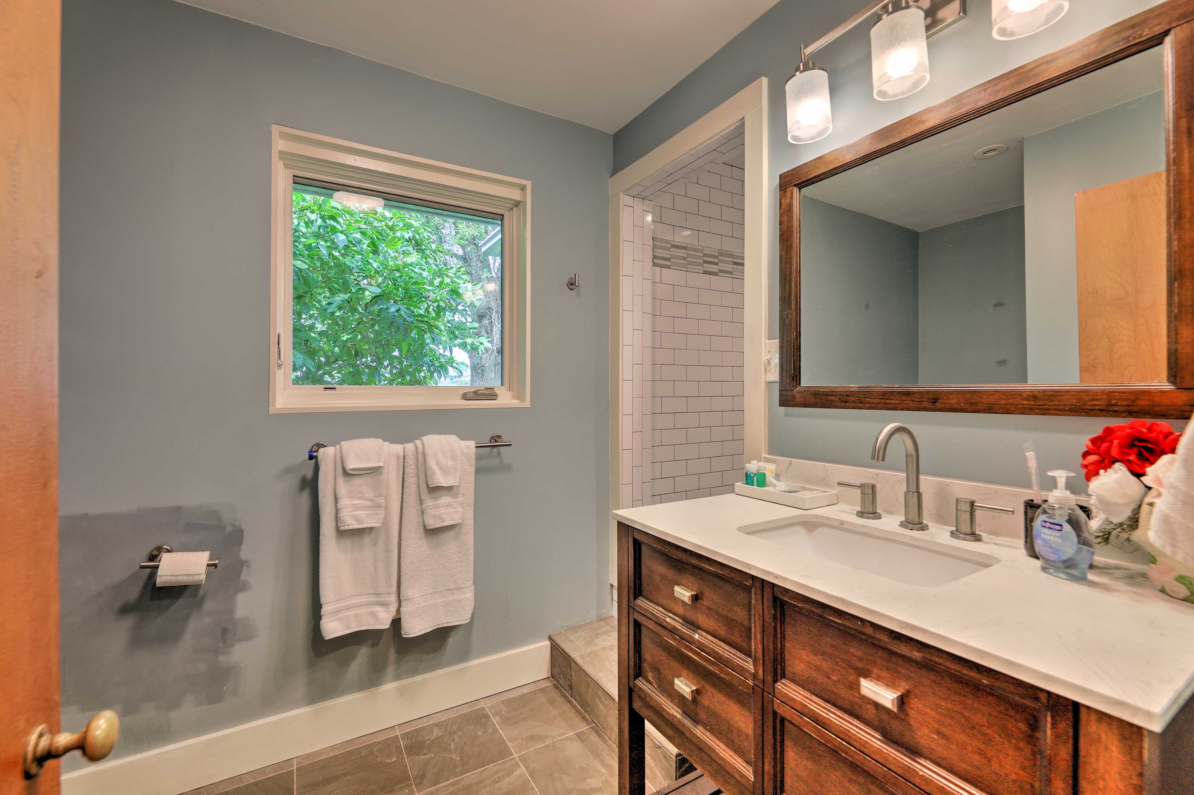 Full Bathroom | Main Level | Complimentary Toiletries