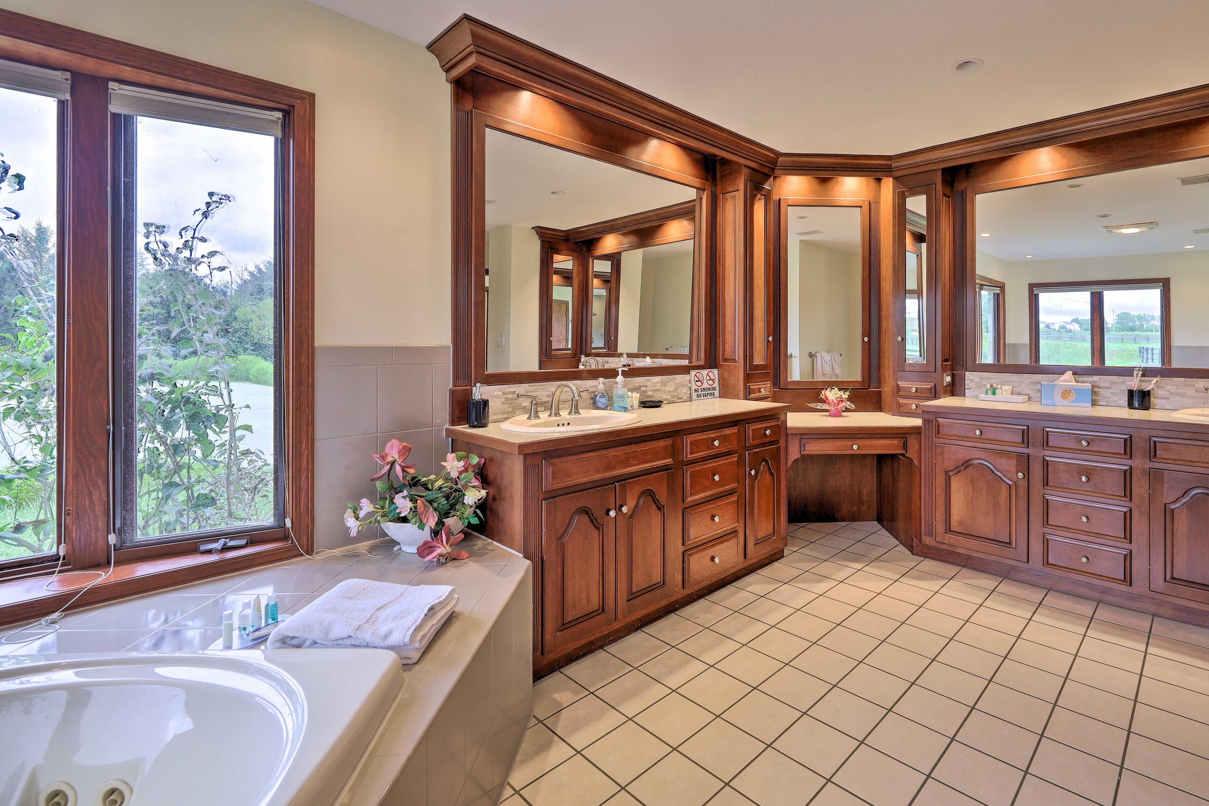 En-Suite Bathroom | Main Level | Towels Provided