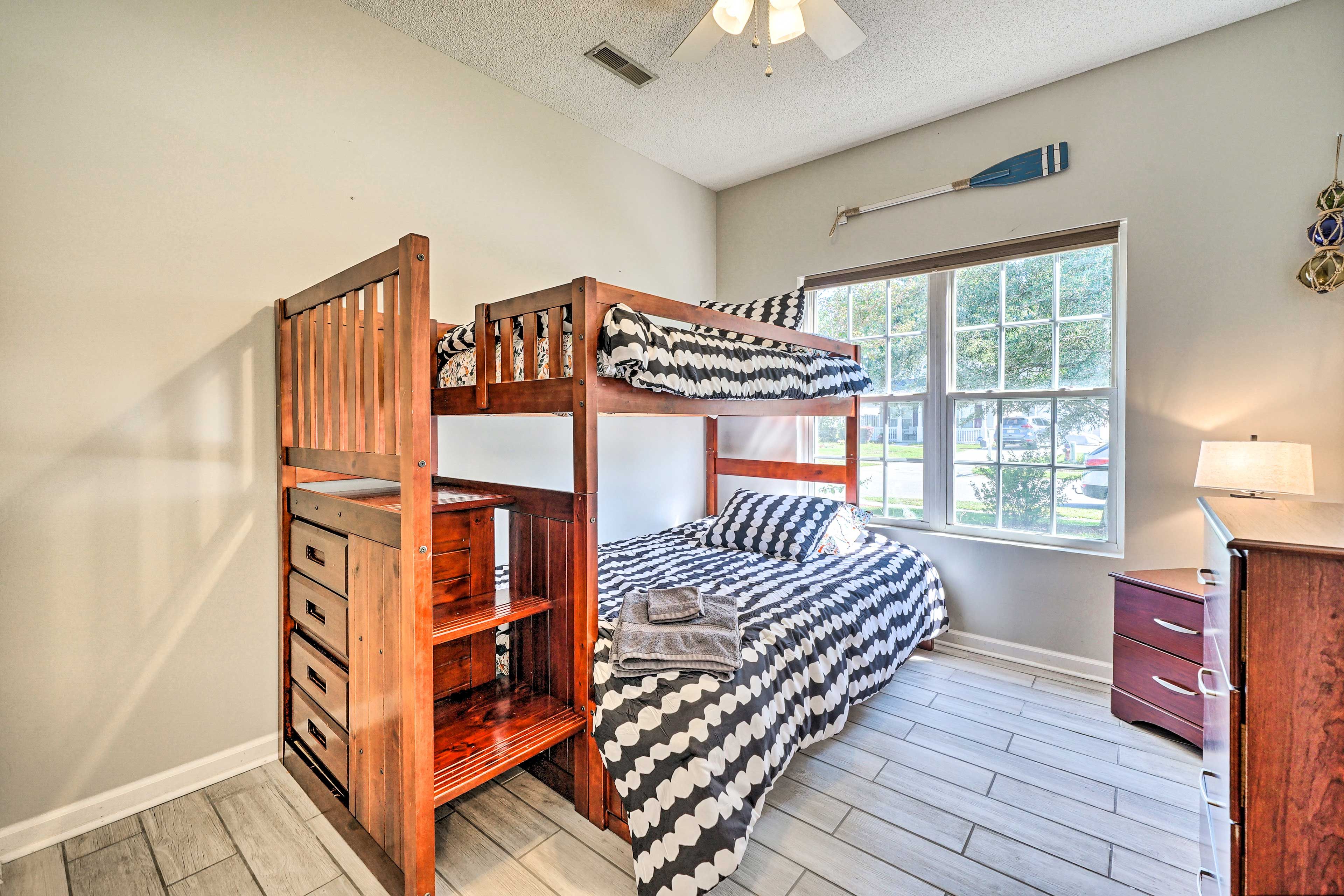 Bedroom 3 | Twin/Full Bunk Bed