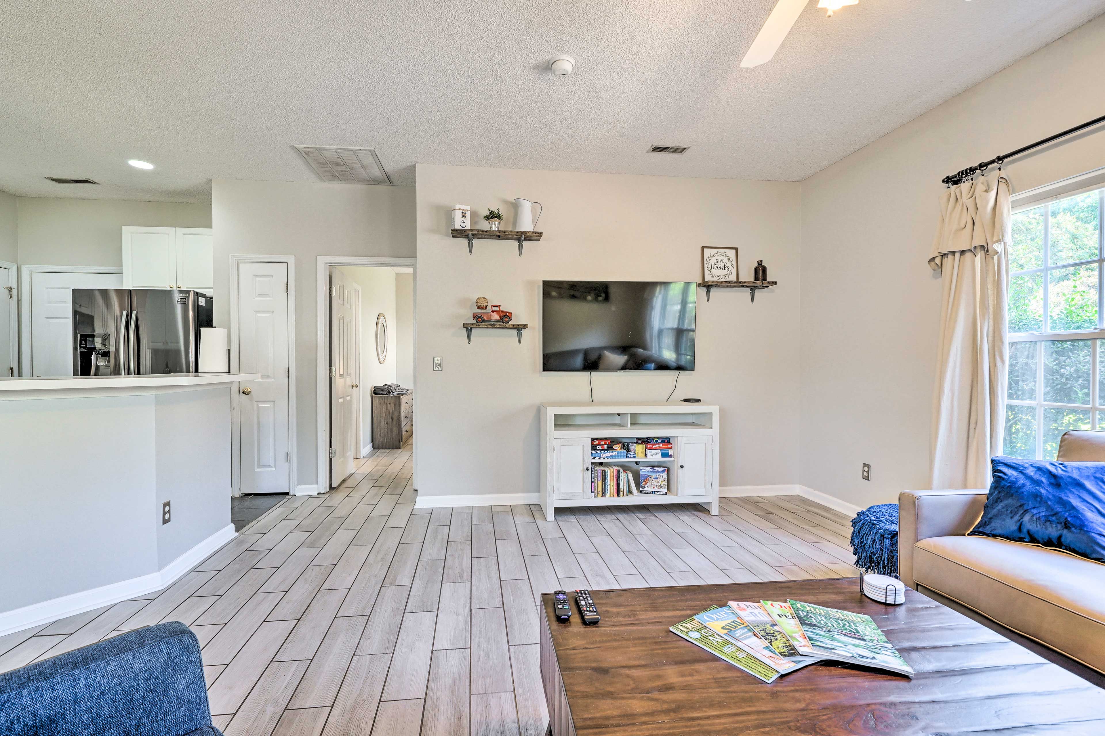 Living Room | Smart TV | Board Games | Books