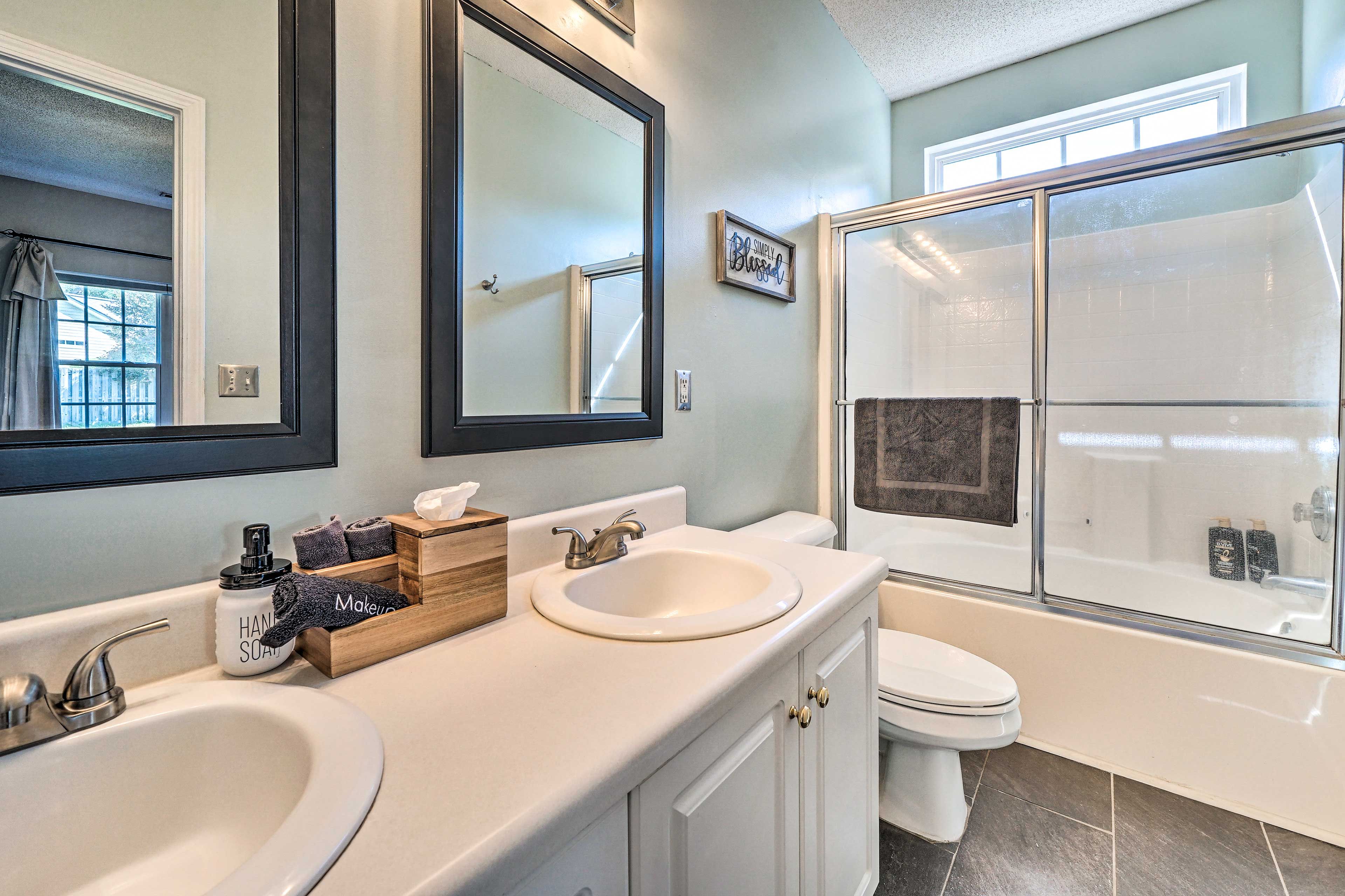 Full Bathroom | Towels Provided | Complimentary Toiletries