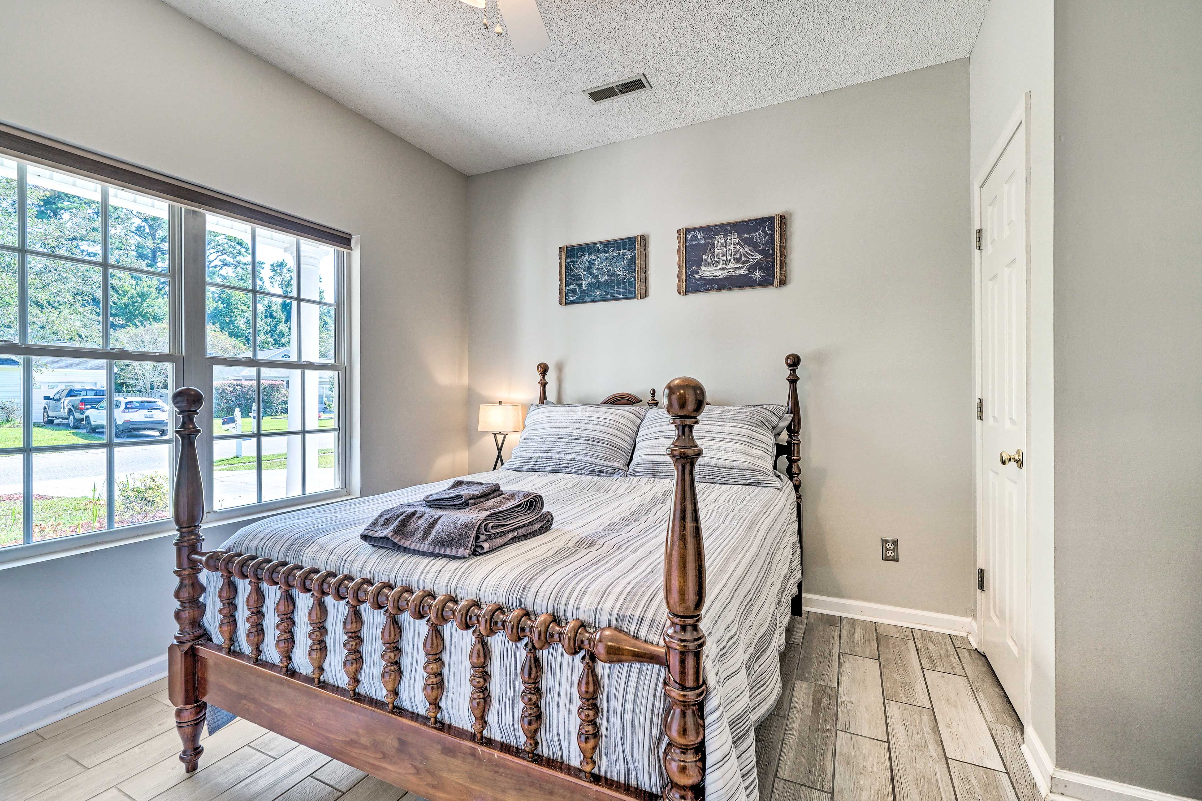 Bedroom 2 | Queen Bed | Hangers