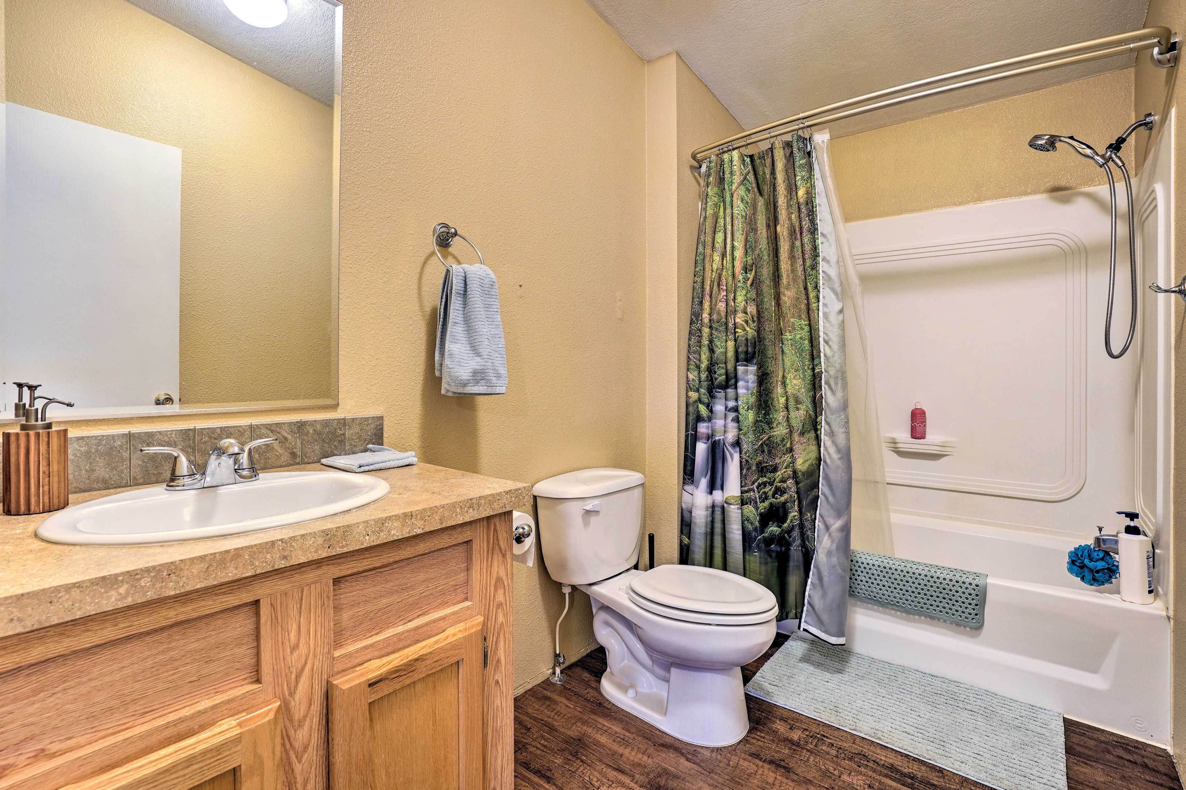 Full Bathroom | Complimentary Toiletries
