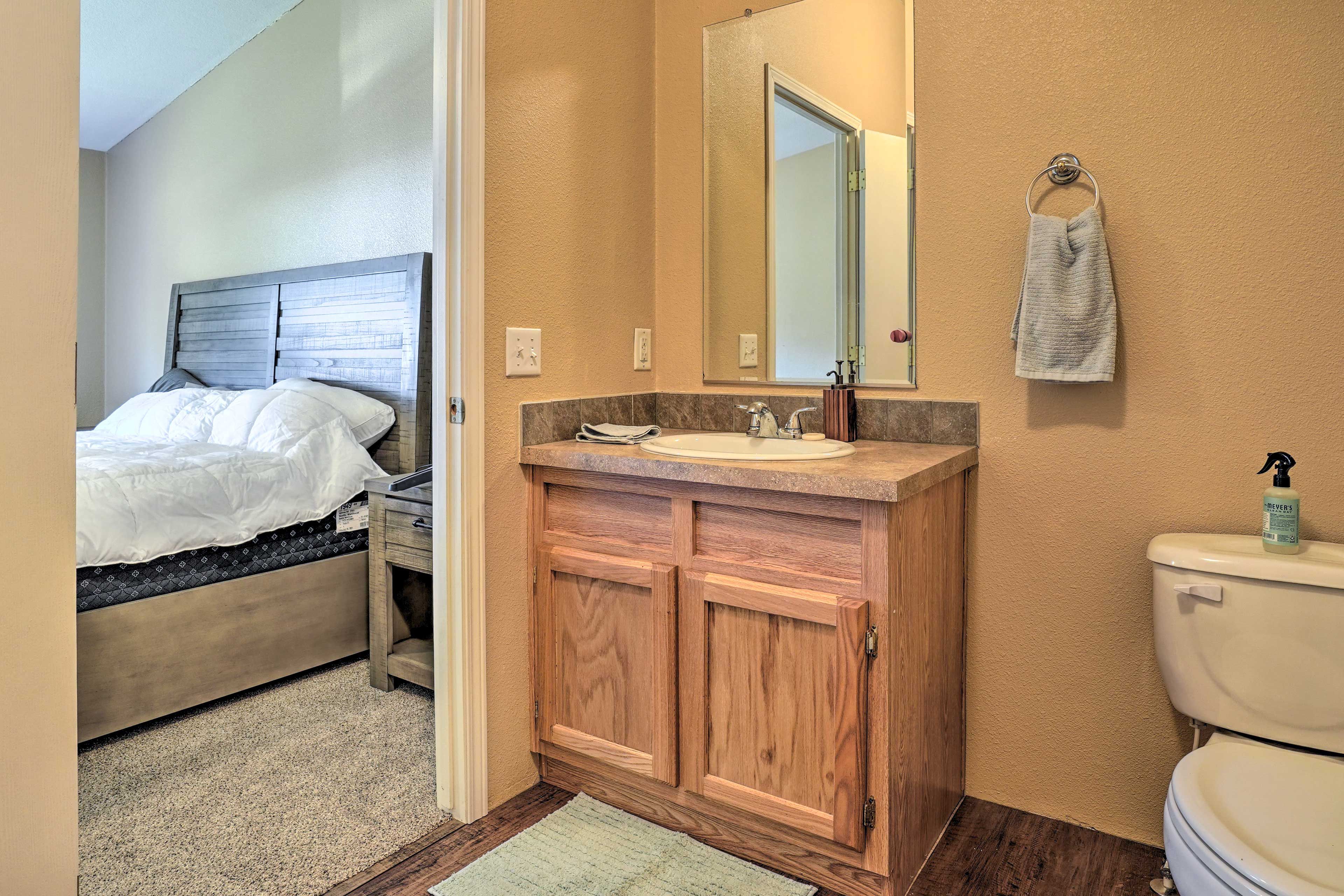Full Bathroom | Complimentary Toiletries