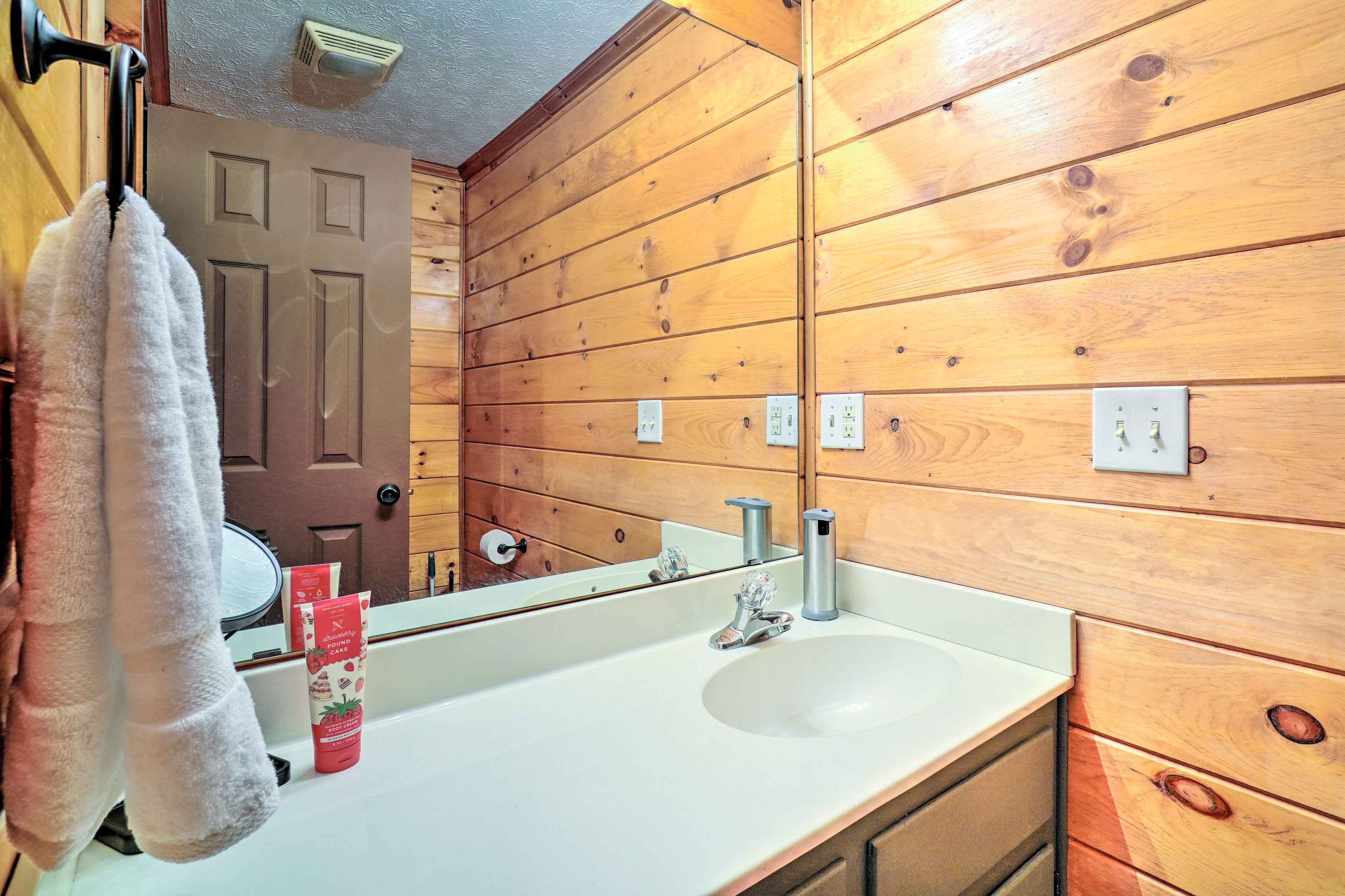 En-Suite Half Bathroom | Towels Provided | Complimentary Toiletries