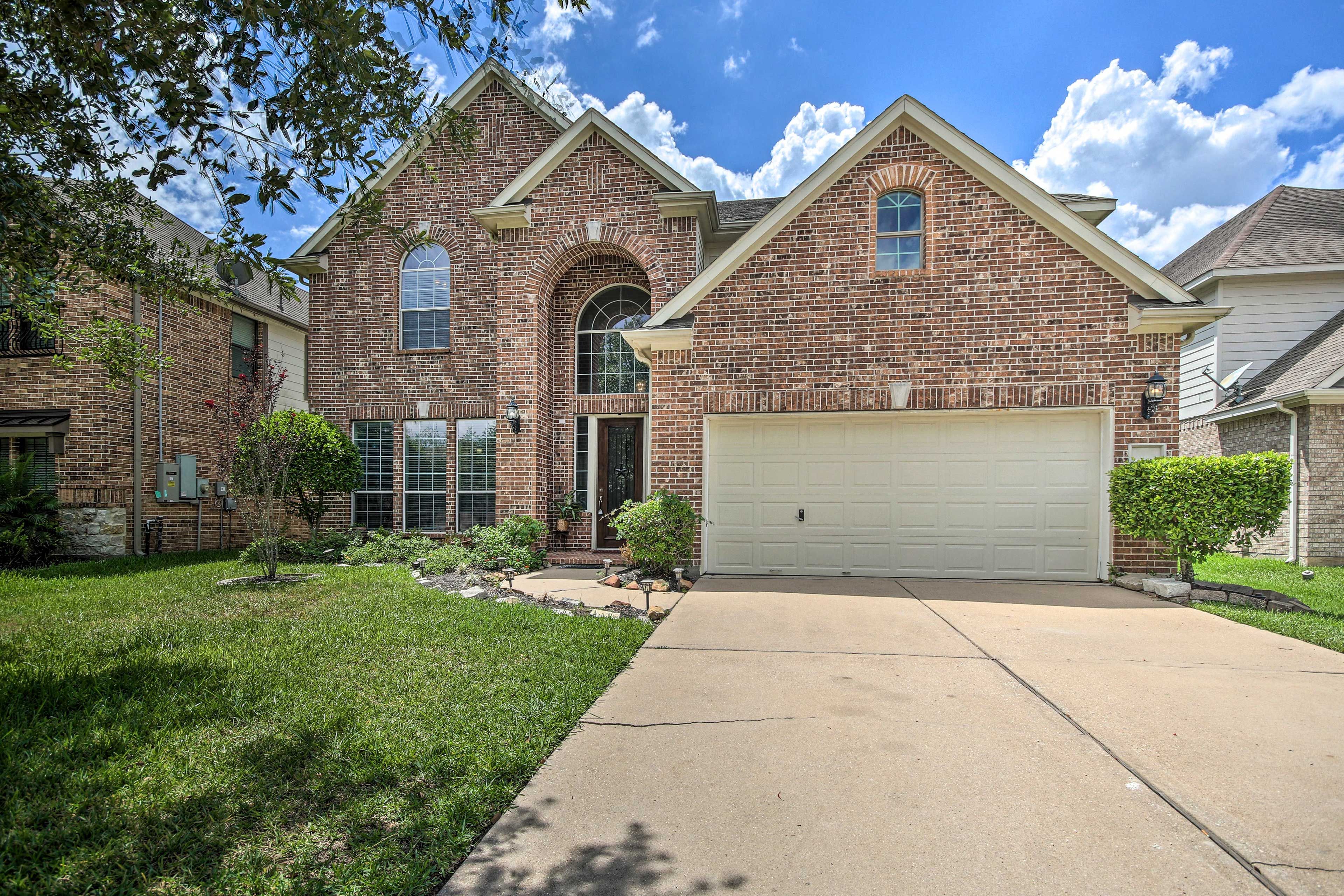 Rosharon Vacation Rental | 5BR | 3.5BA | Stairs Required | 3,635 Sq Ft