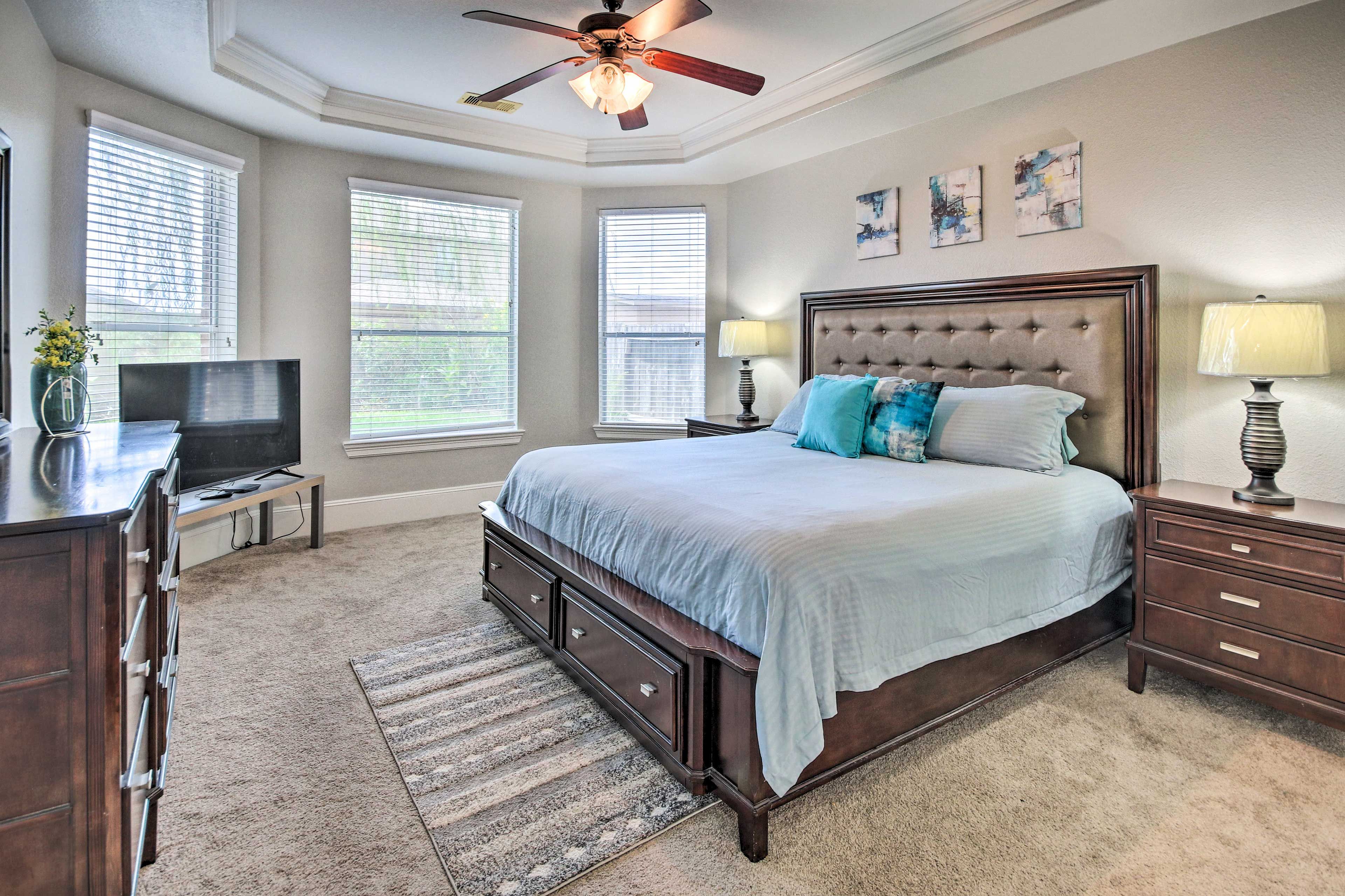 Bedroom 1 | 1st Floor | King Bed | Linens Provided | Smart TV