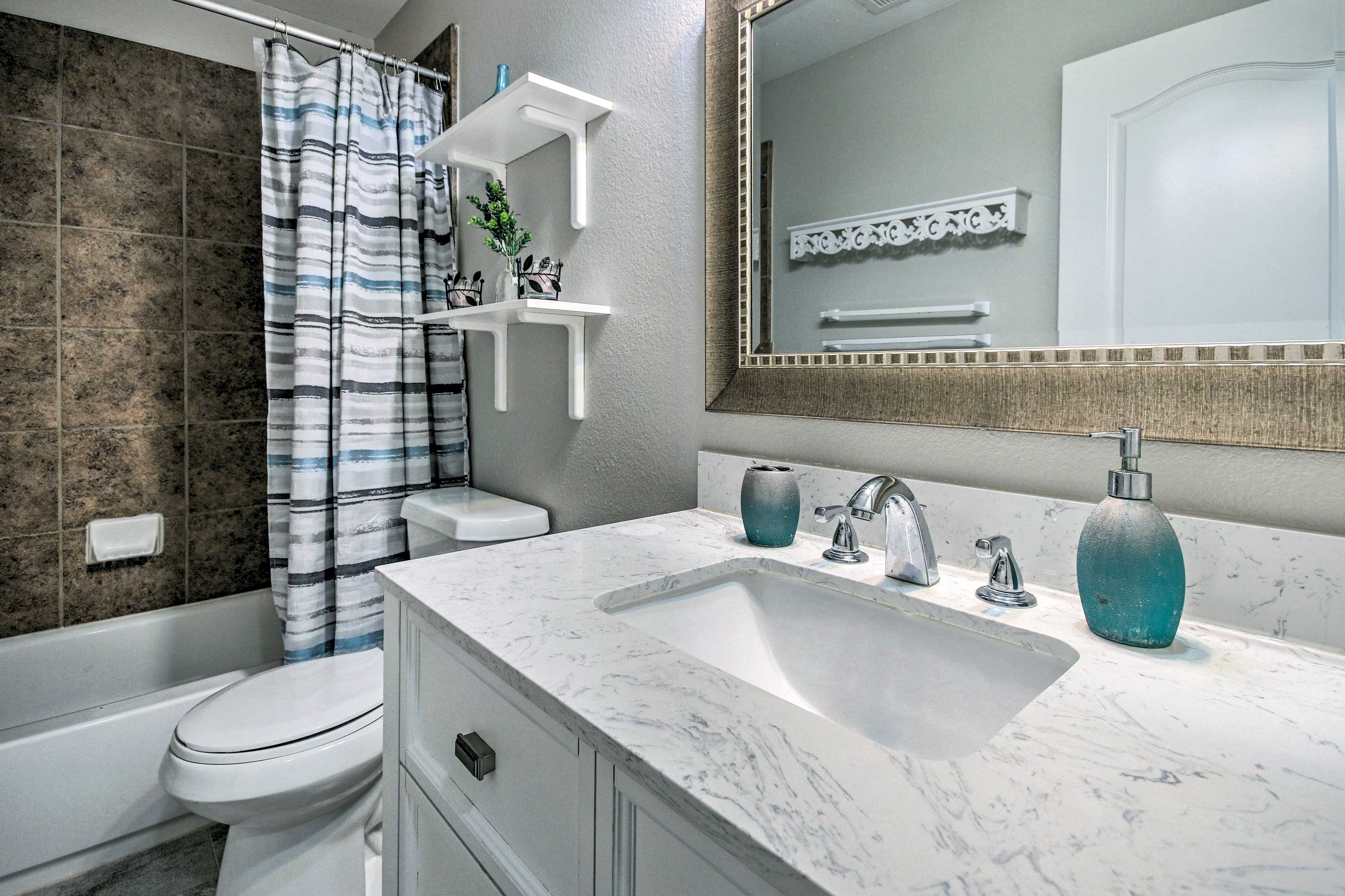 Full Bathroom | 2nd Floor | Complimentary Toiletries