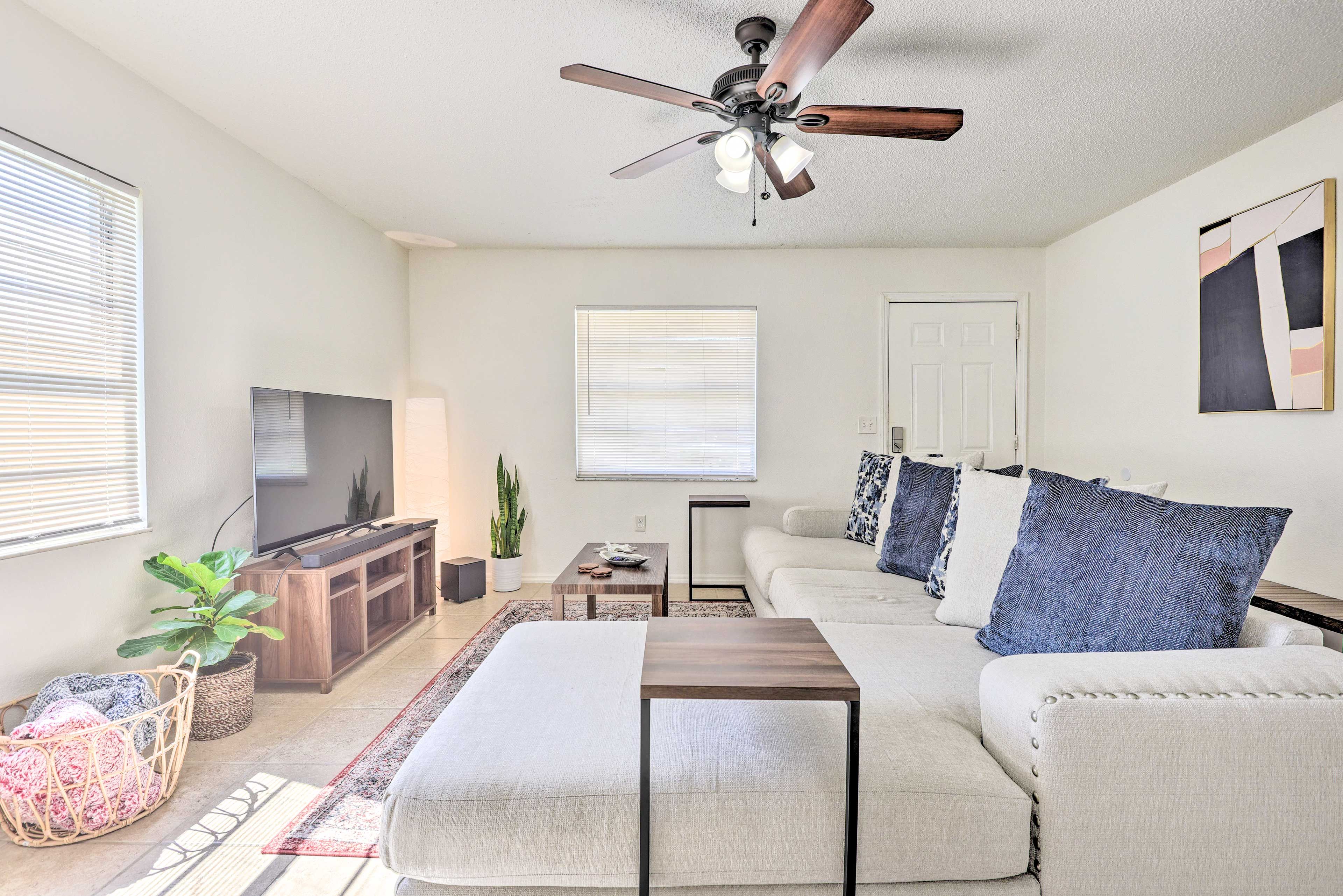 Living Room | Smart TV | DVD Player | Stereo | Free WiFi