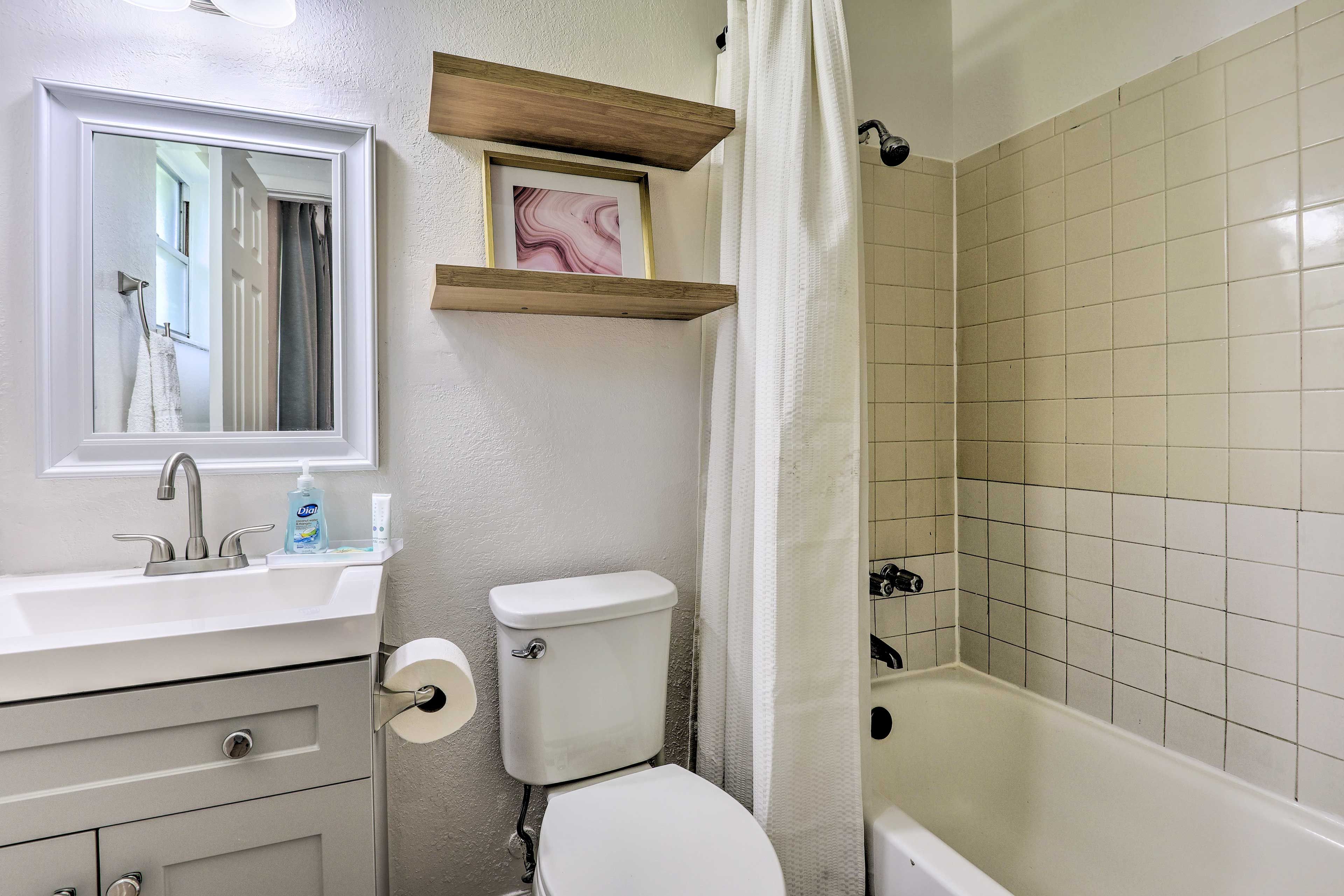 Full Bathroom | Towels Provided | Complimentary Toiletries