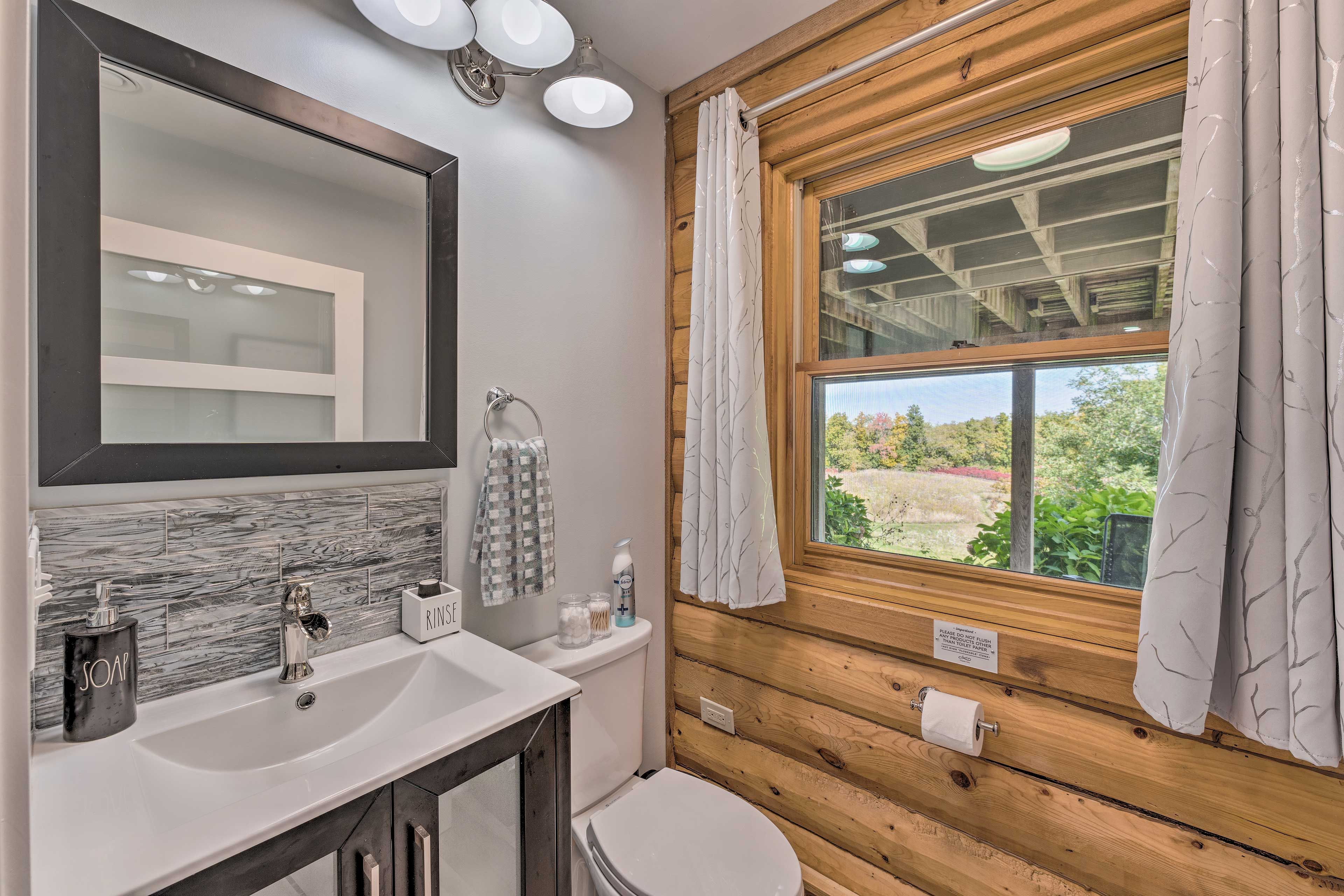 Full Bathroom | Linens & Towels | Hair Dryer | Complimentary Toiletries
