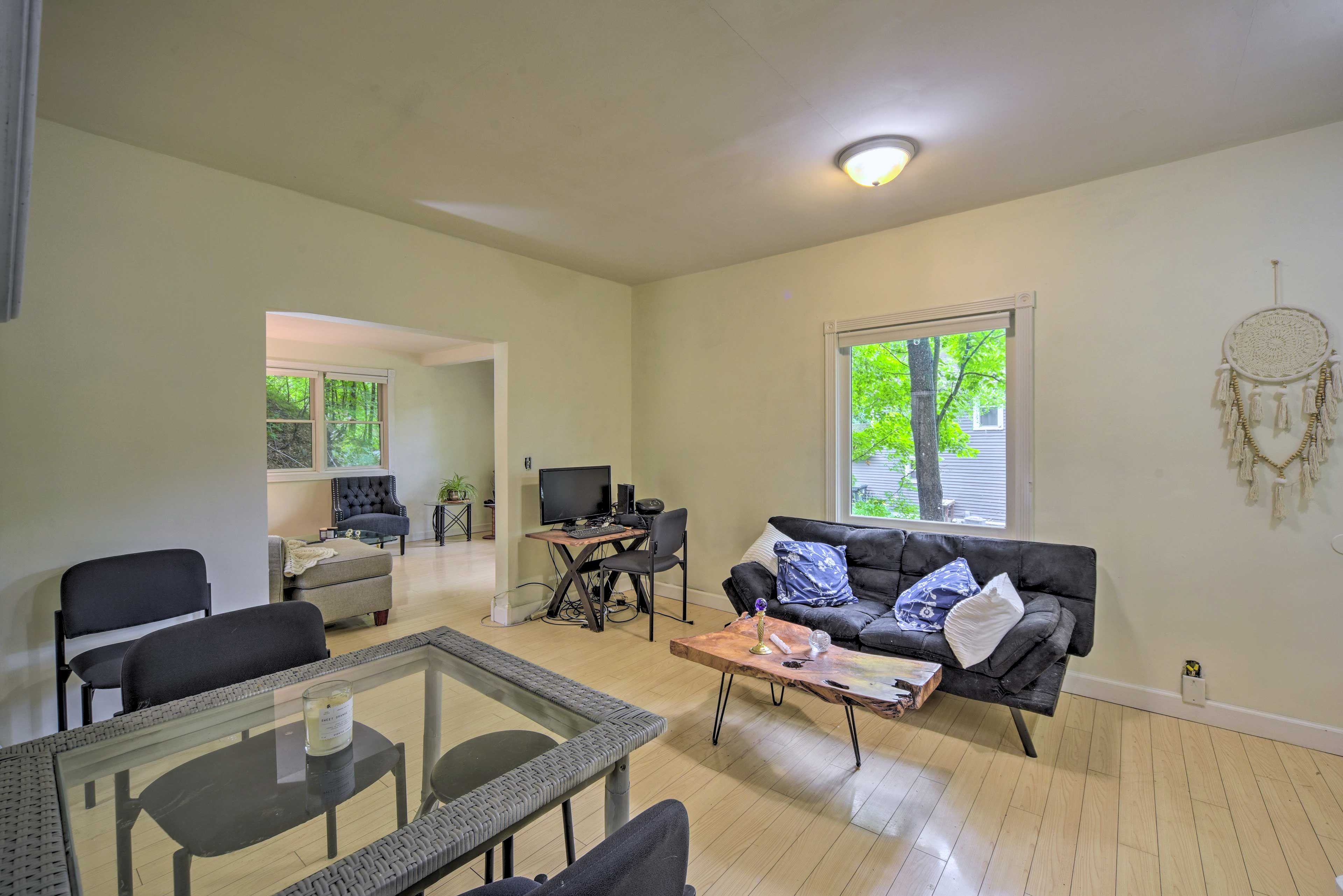 Living Room 2 | Queen Futon | 1st Floor | Laptop-Friendly Workspace