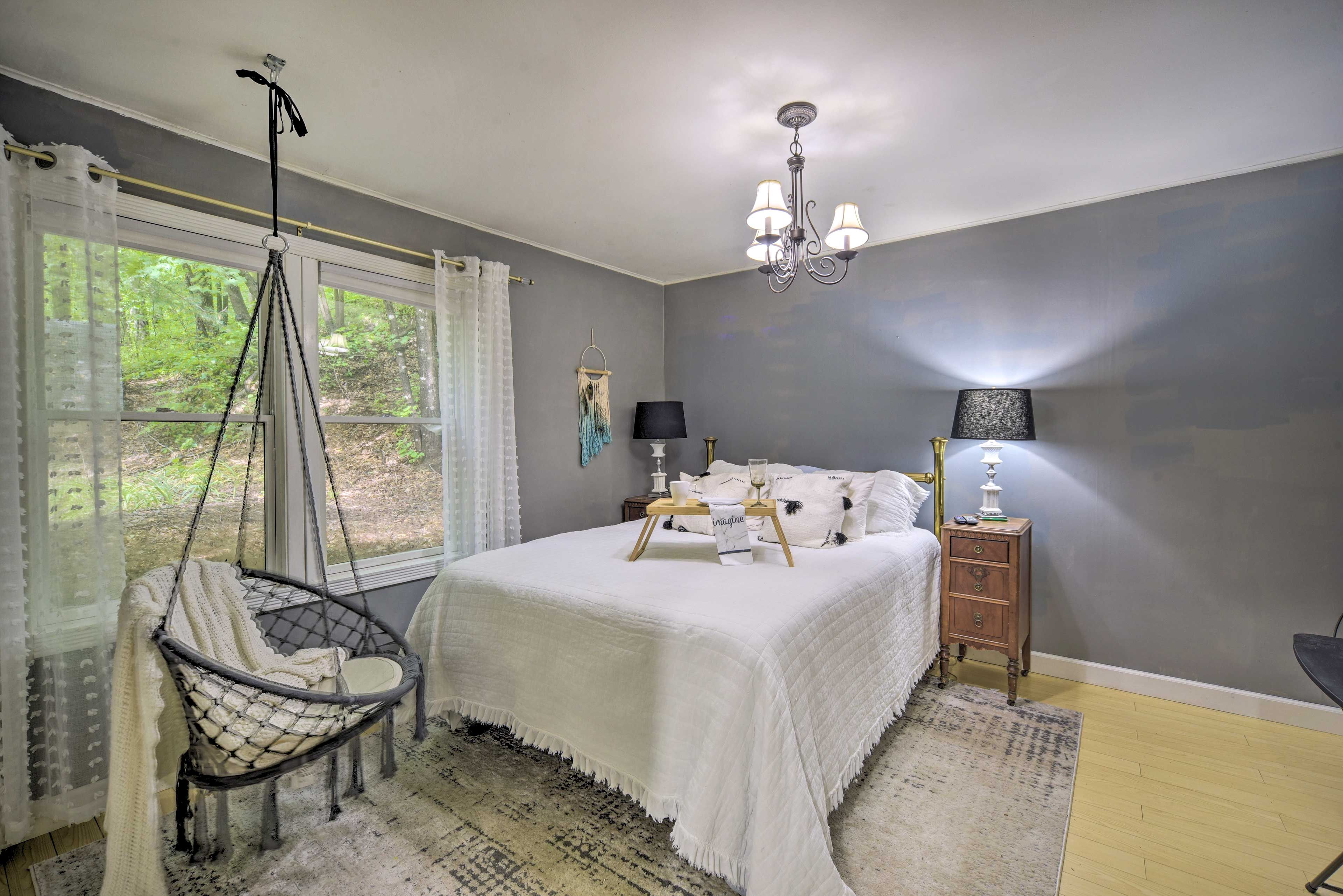 Bedroom 1 | Queen Bed | 1st Floor | Linens Provided