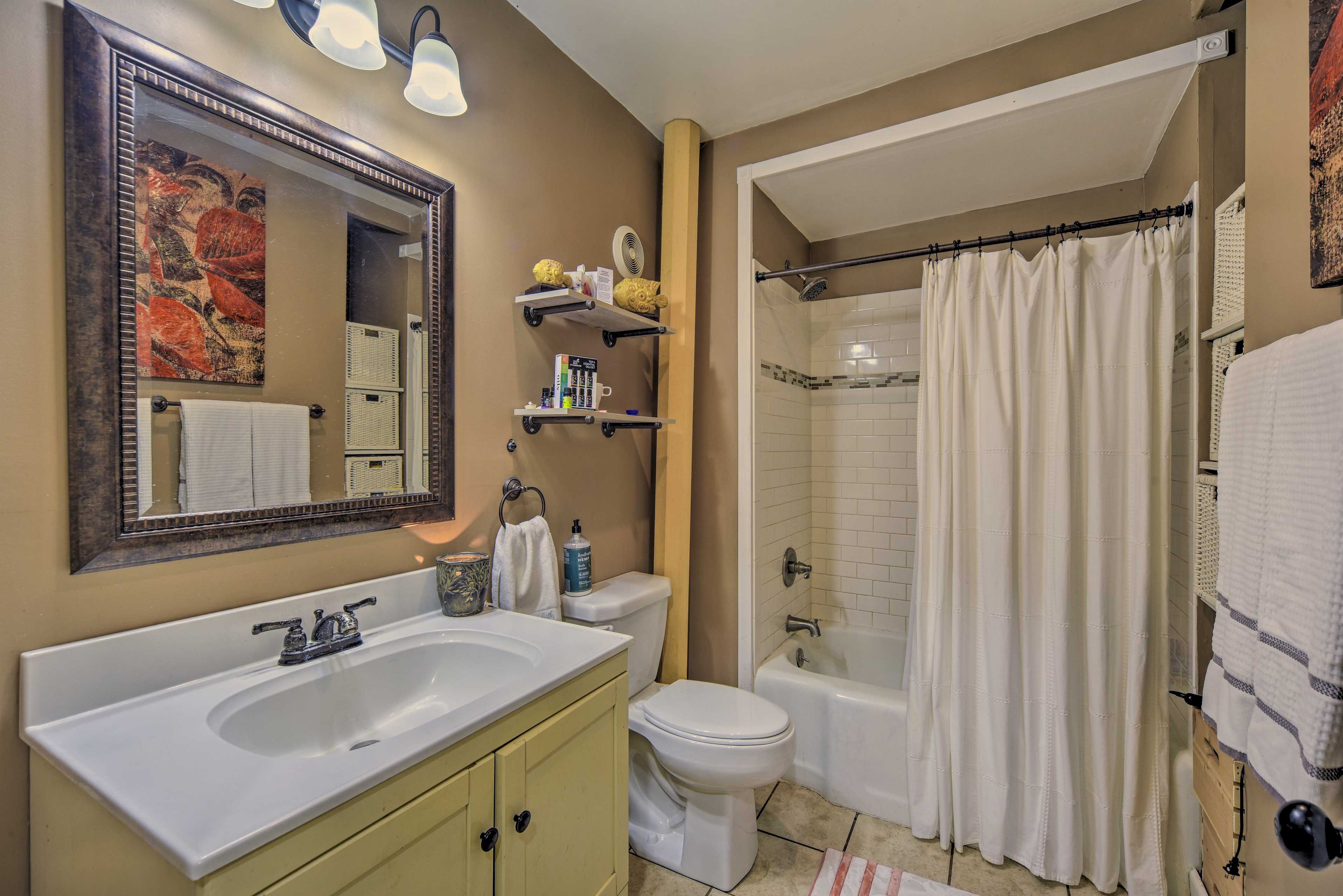 Full Bathroom | 1st Floor | Complimentary Toiletries