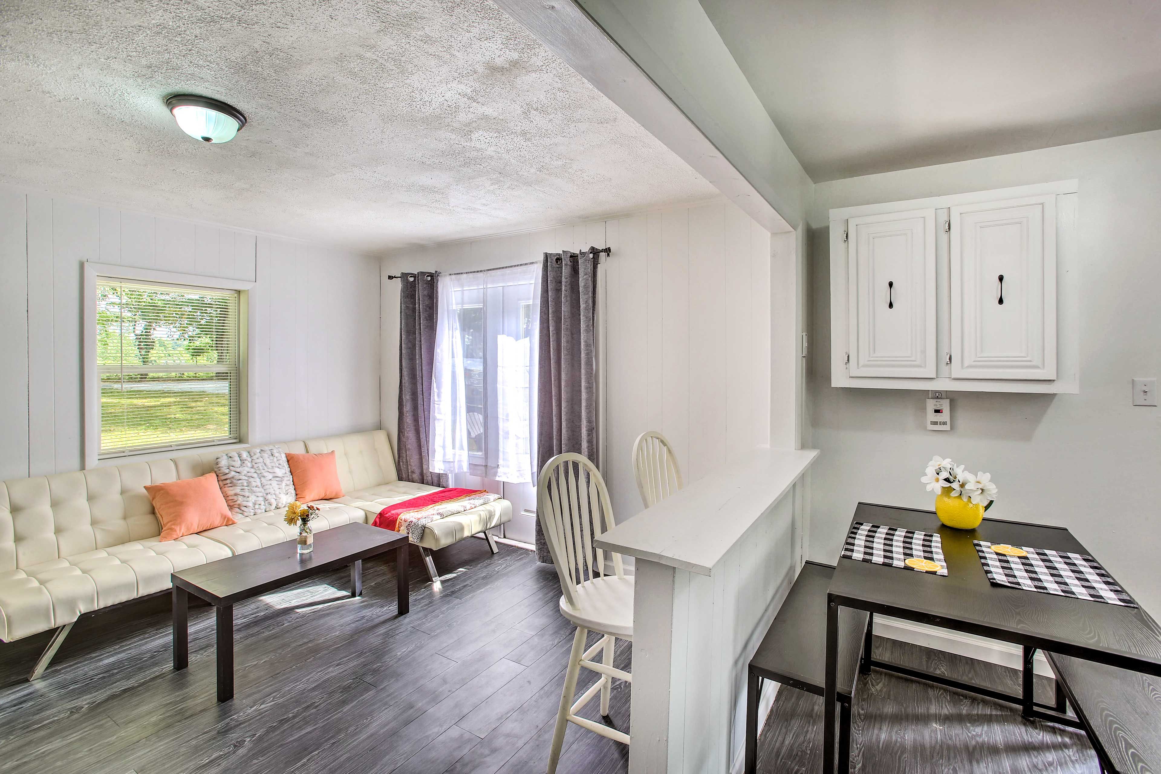 Living Room | Free WiFi | Dining Area