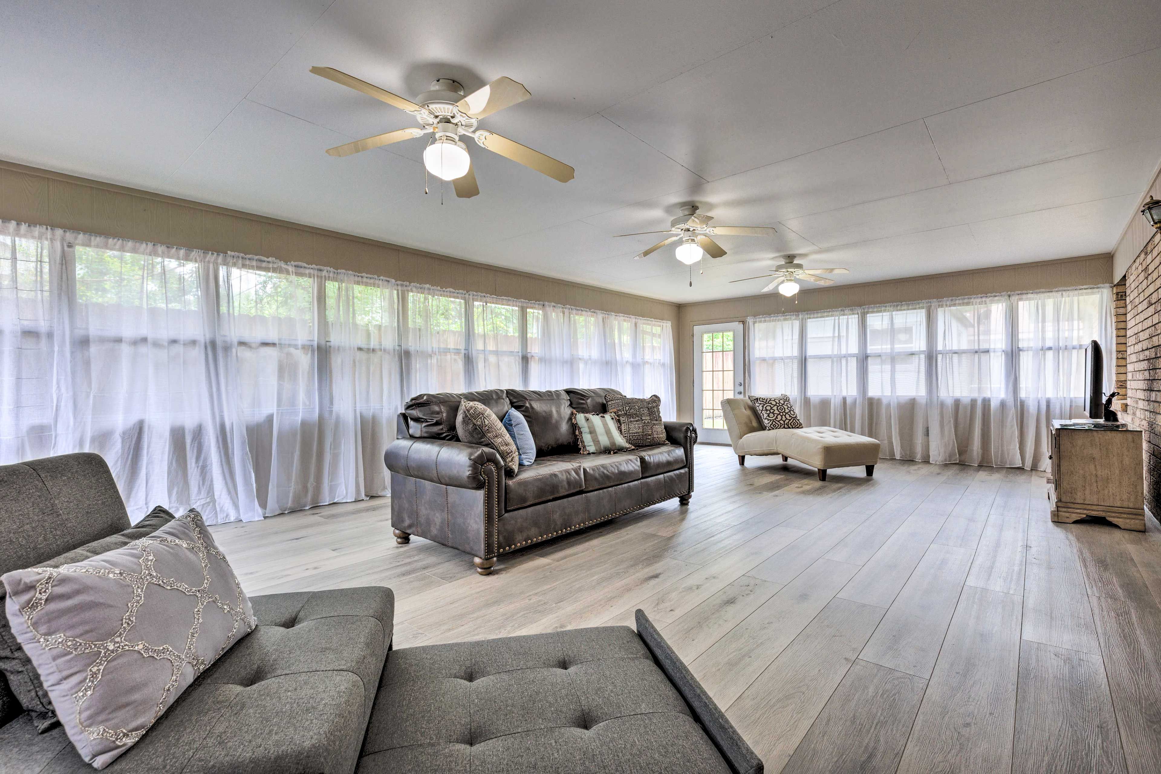 Sunroom | Twin Sleeper Chair | Smart TV