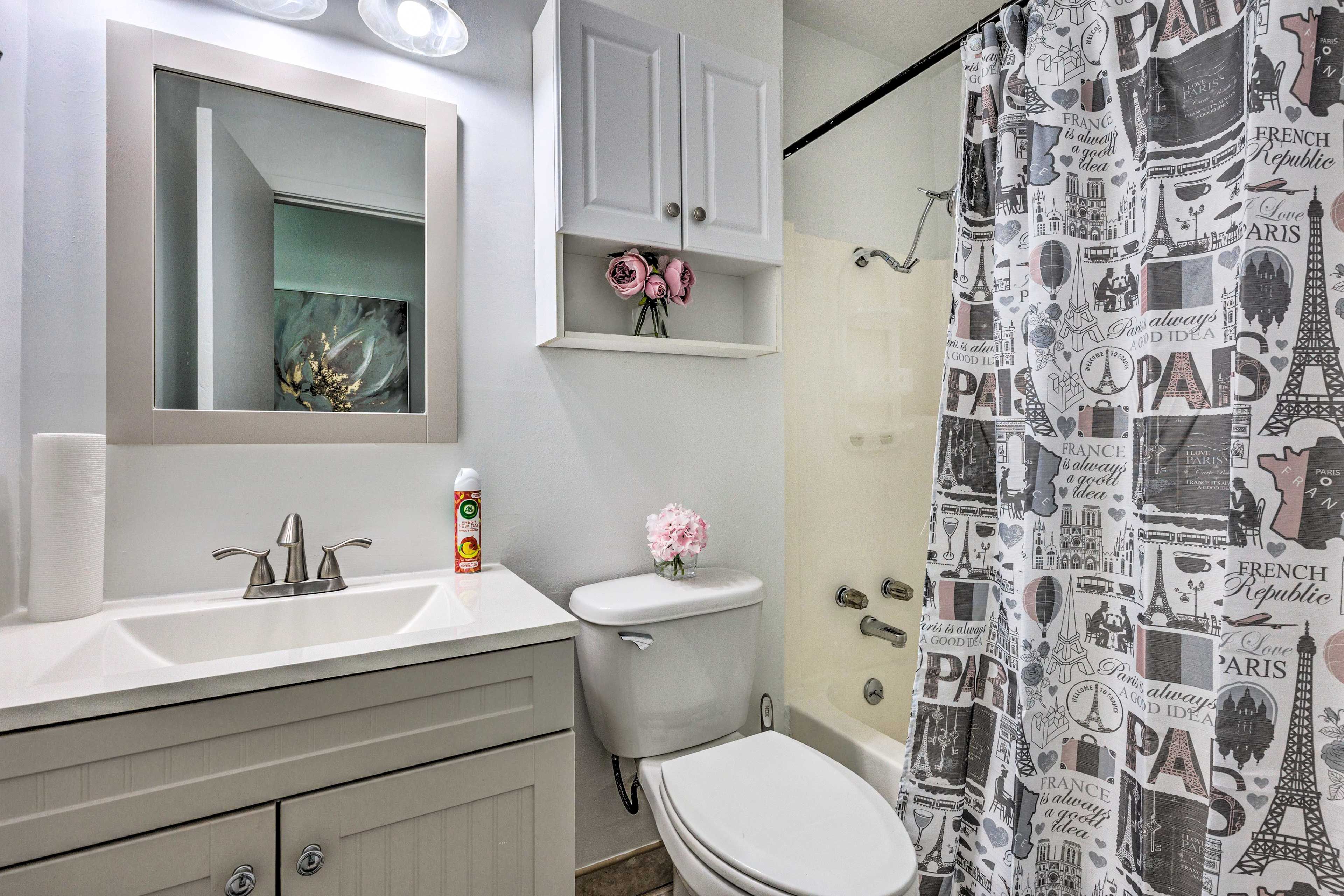 Full Bathroom | Complimentary Toiletries