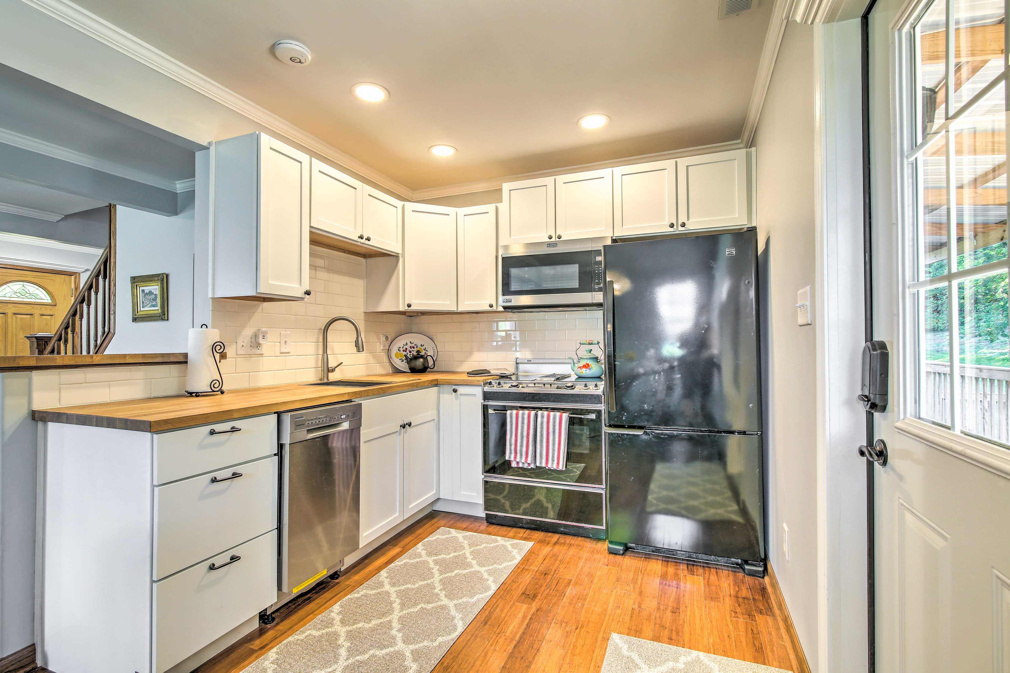 Full Kitchen | Cooking Basics | Free WiFi