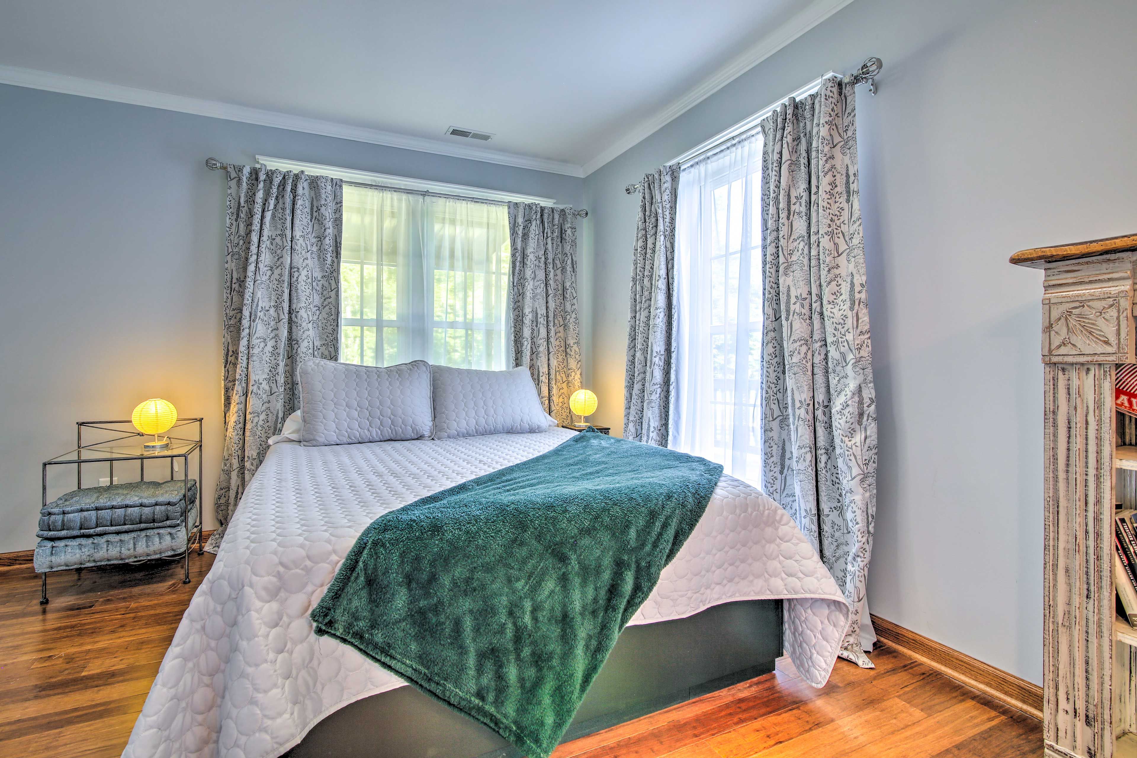 Bedroom 1 | Queen Bed | 1st Floor | Deck Access | En-Suite Bathroom
