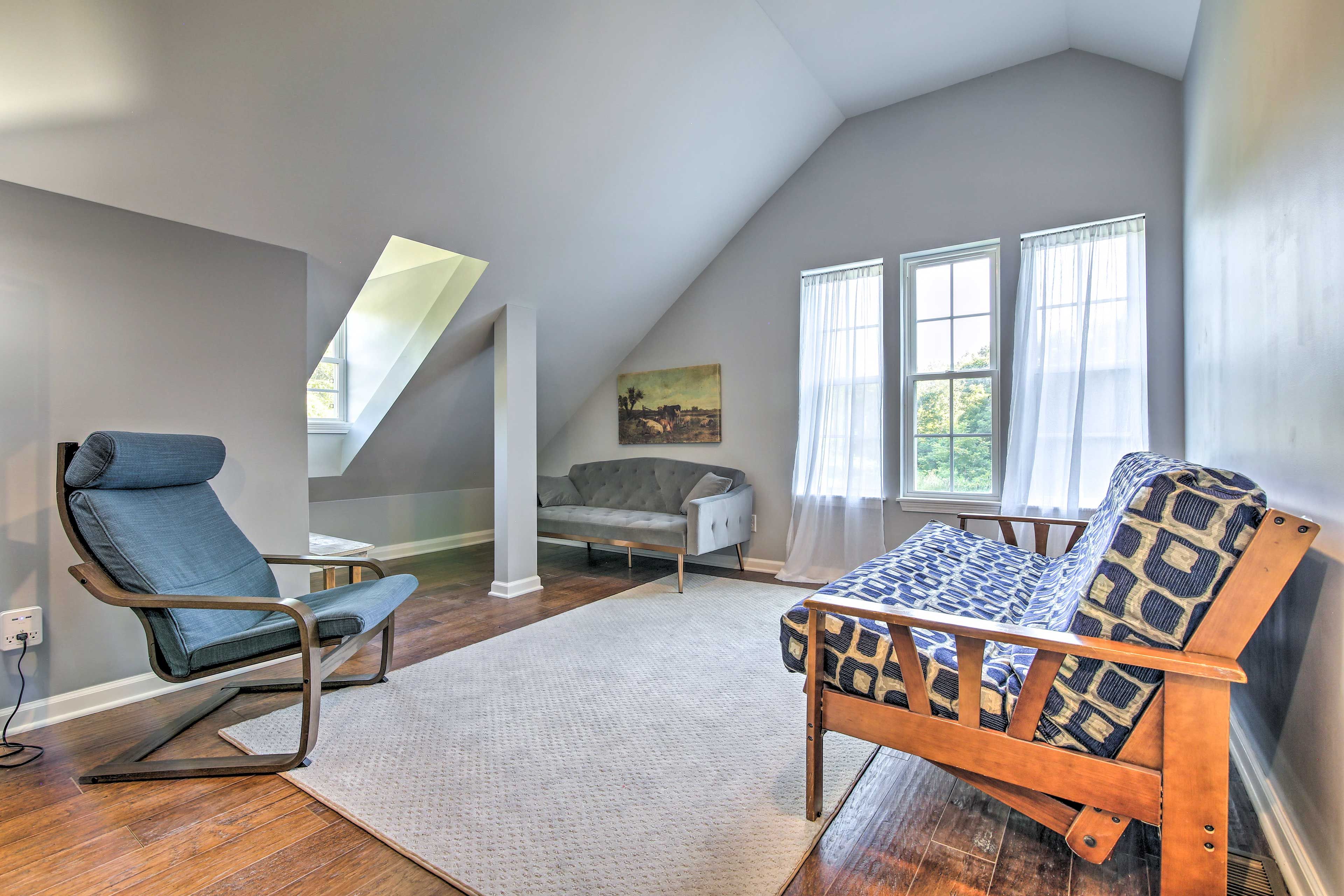 Sitting Area | Full Futon