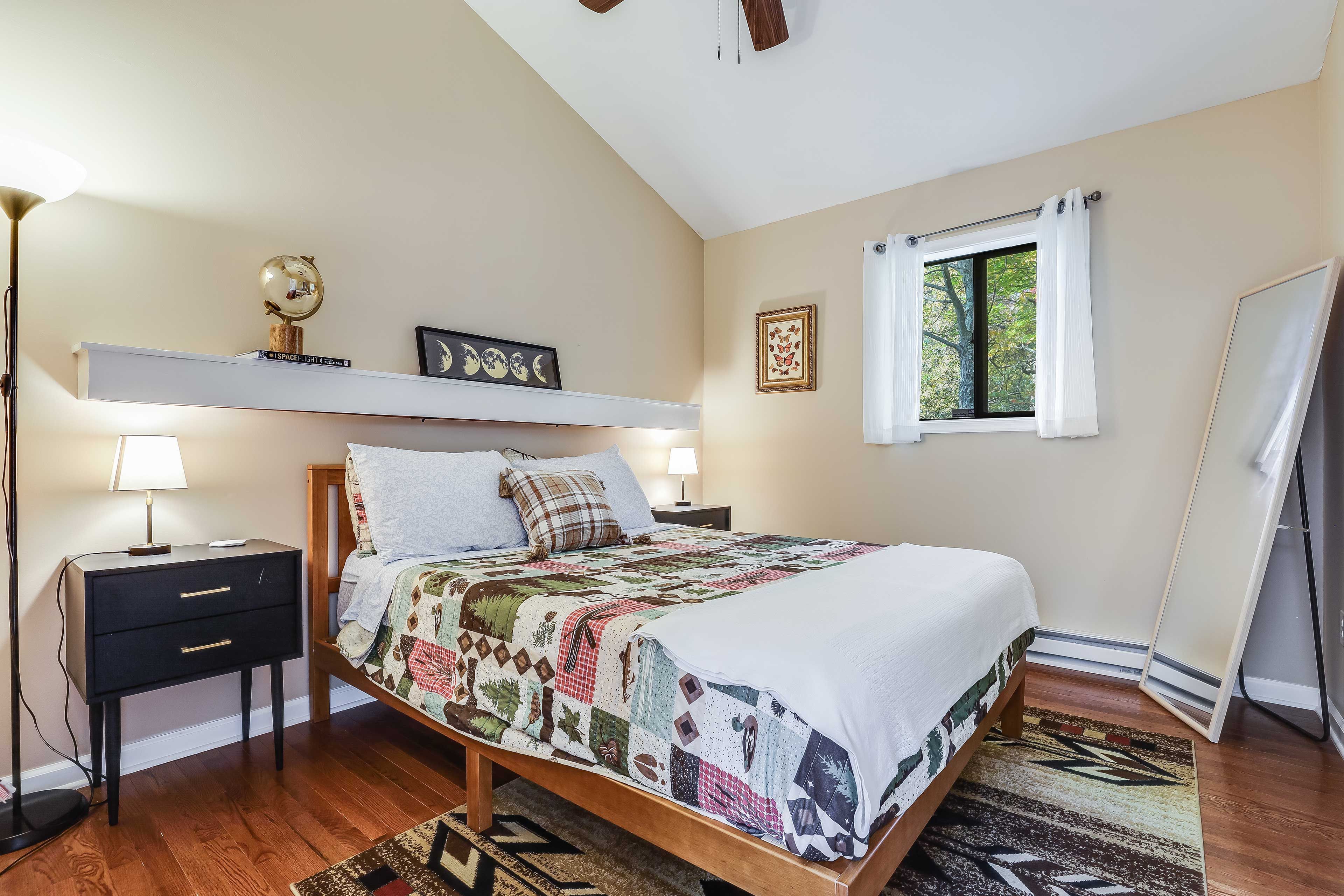 Bedroom 2 | 2nd Floor | Queen Bed | En-Suite Bathroom
