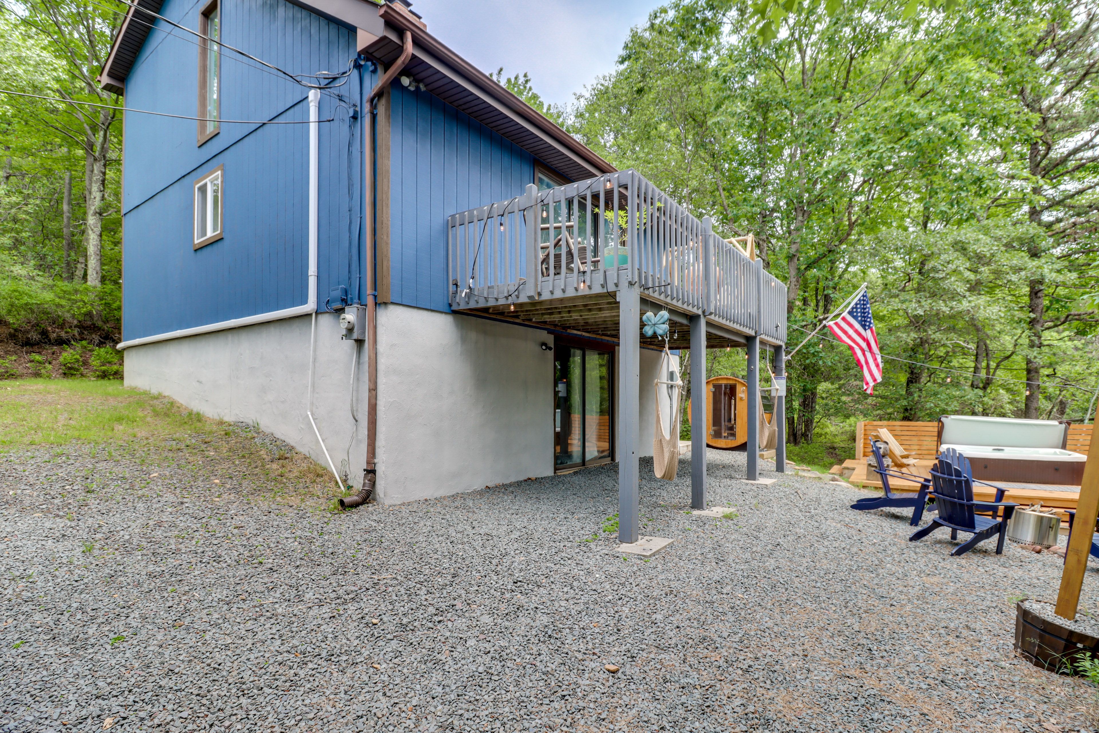 Exterior | Driveway Parking (3 Vehicles) | 4WD/AWD Recommended In Winter
