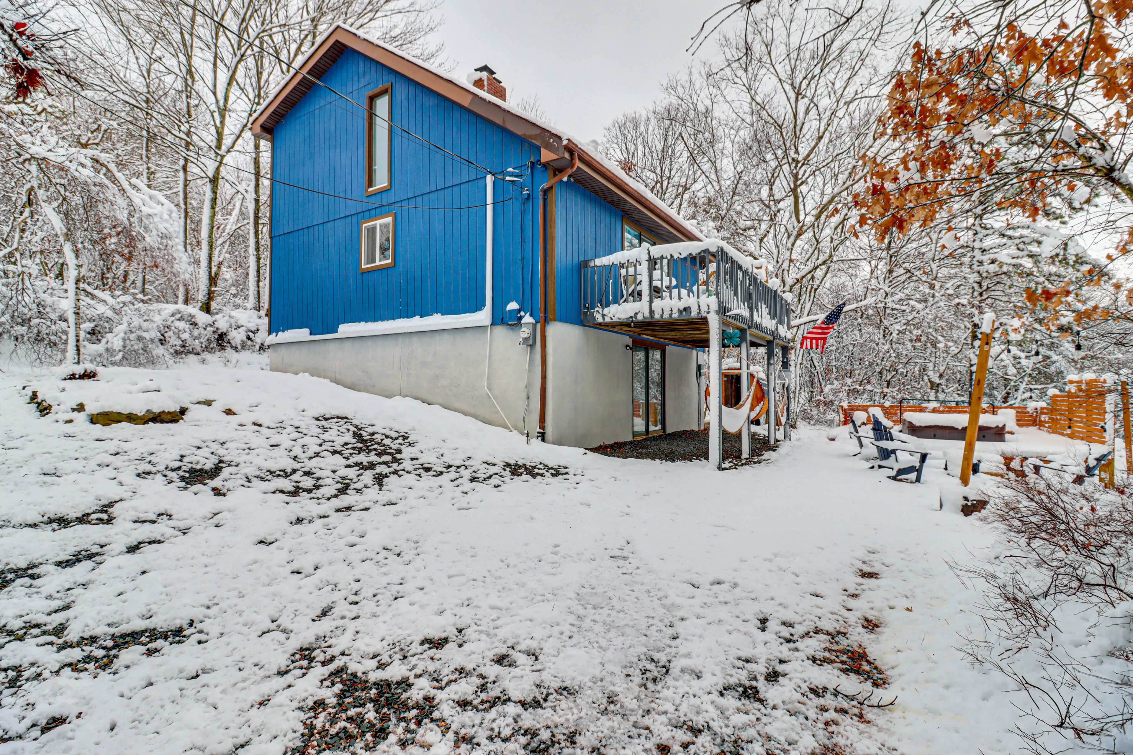 Exterior | Driveway Parking (3 Vehicles) | 4WD/AWD Recommended In Winter