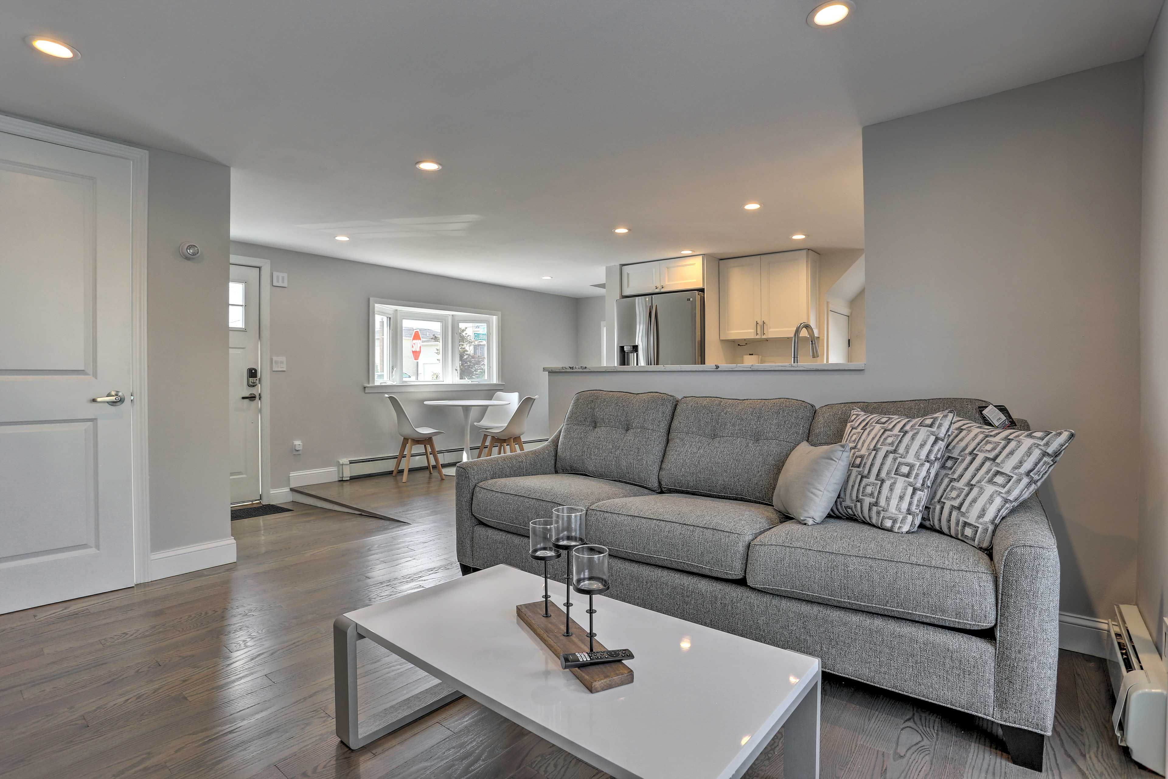 Living Room | 1st Floor | Queen Sleeper Sofa | Free WiFi | 65" Smart TV