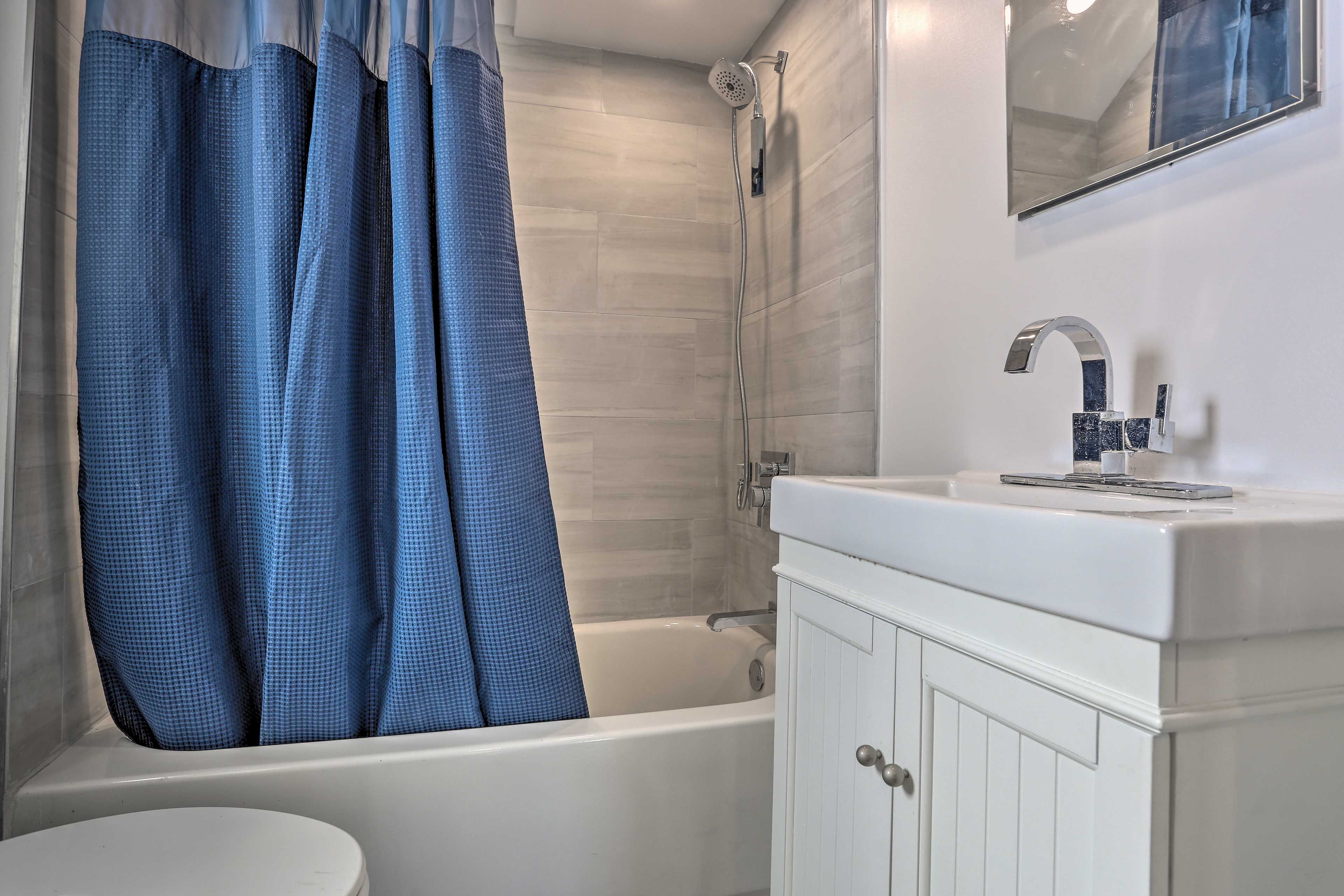 Full Bathroom | Towels Provided | Complimentary Toiletries | Hair Dryer