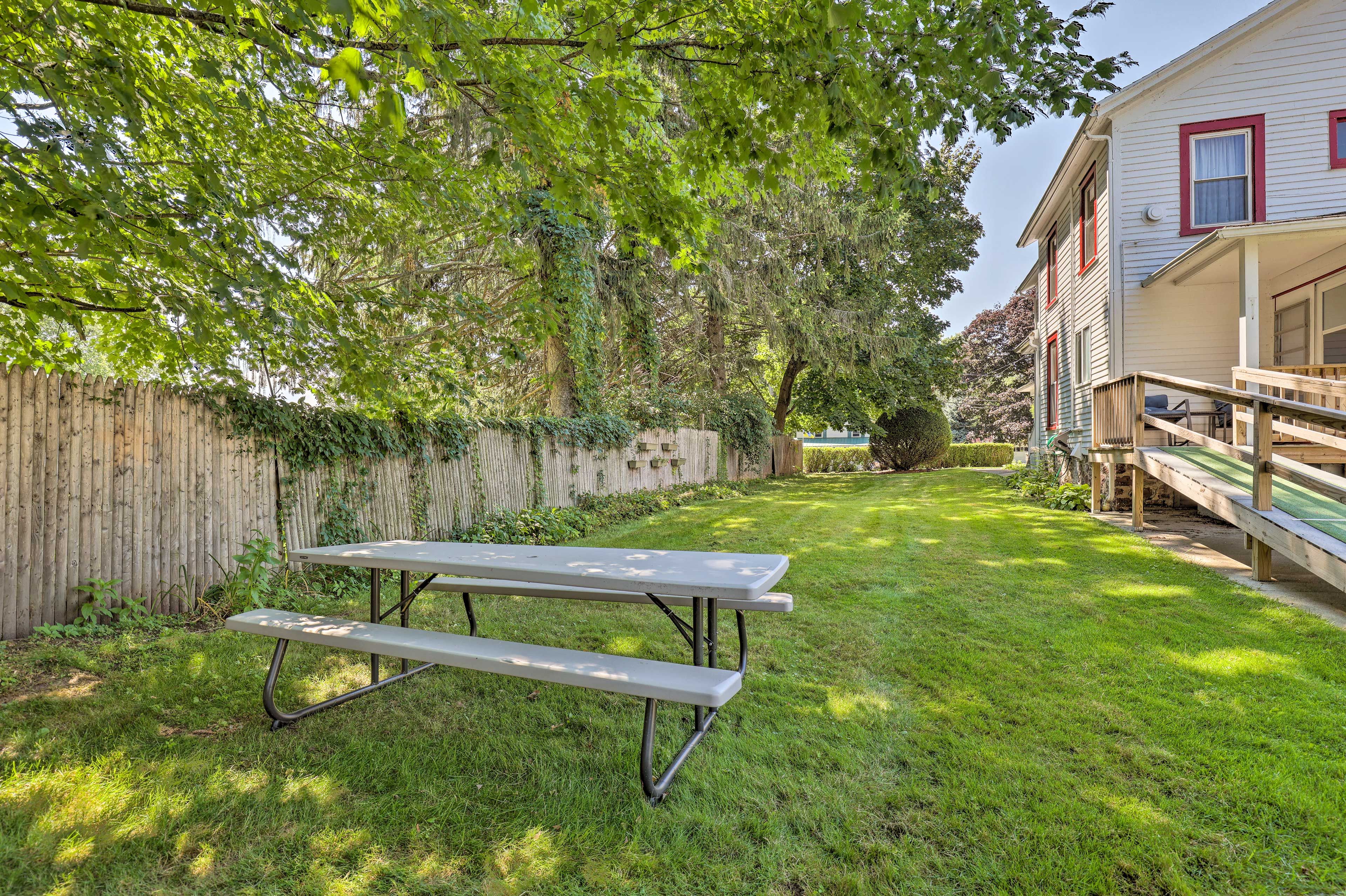 Yard | Picnic Table | Ramp