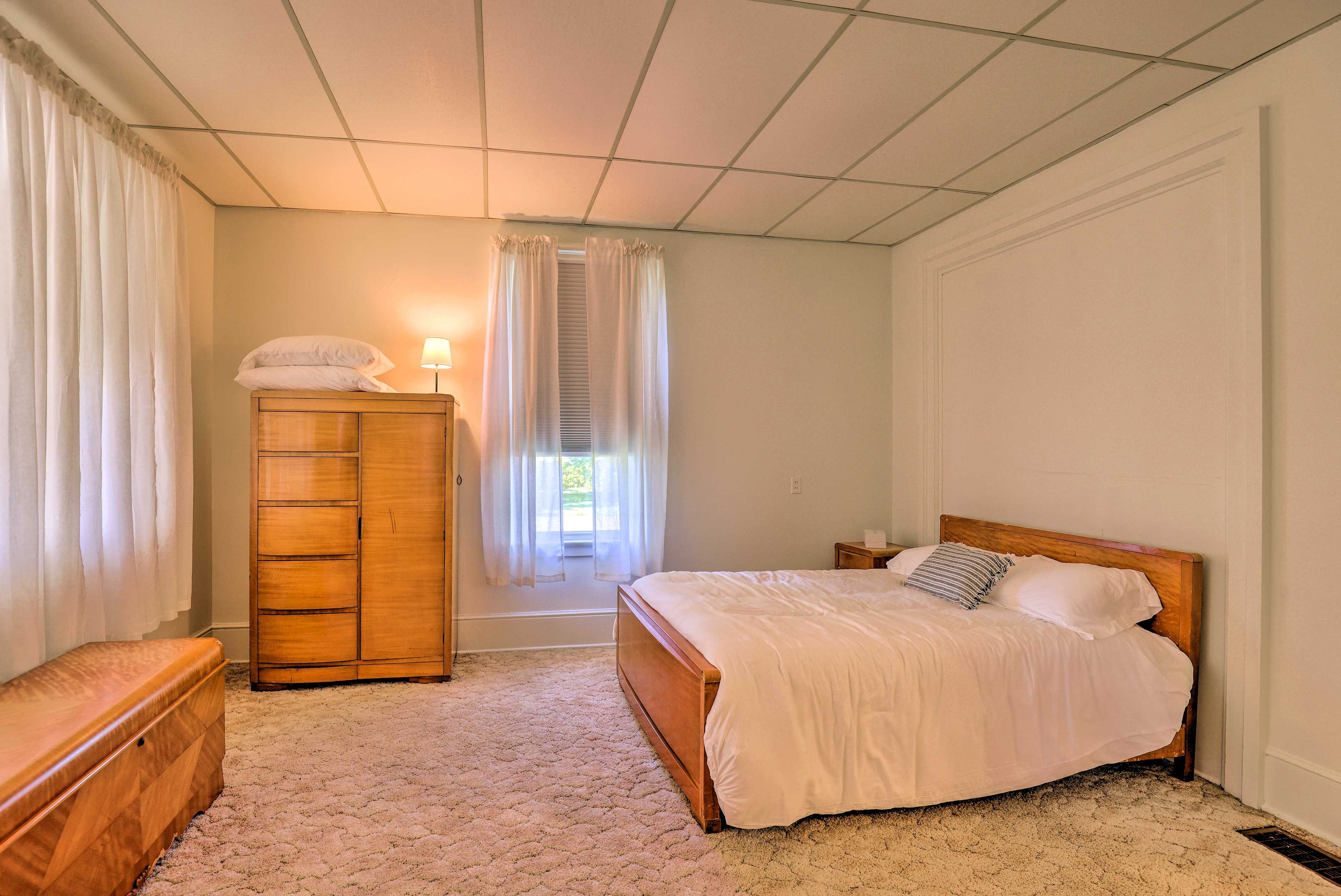 Bedroom 1 | Full Bed | 1st Floor | Dressers | Linens Provided