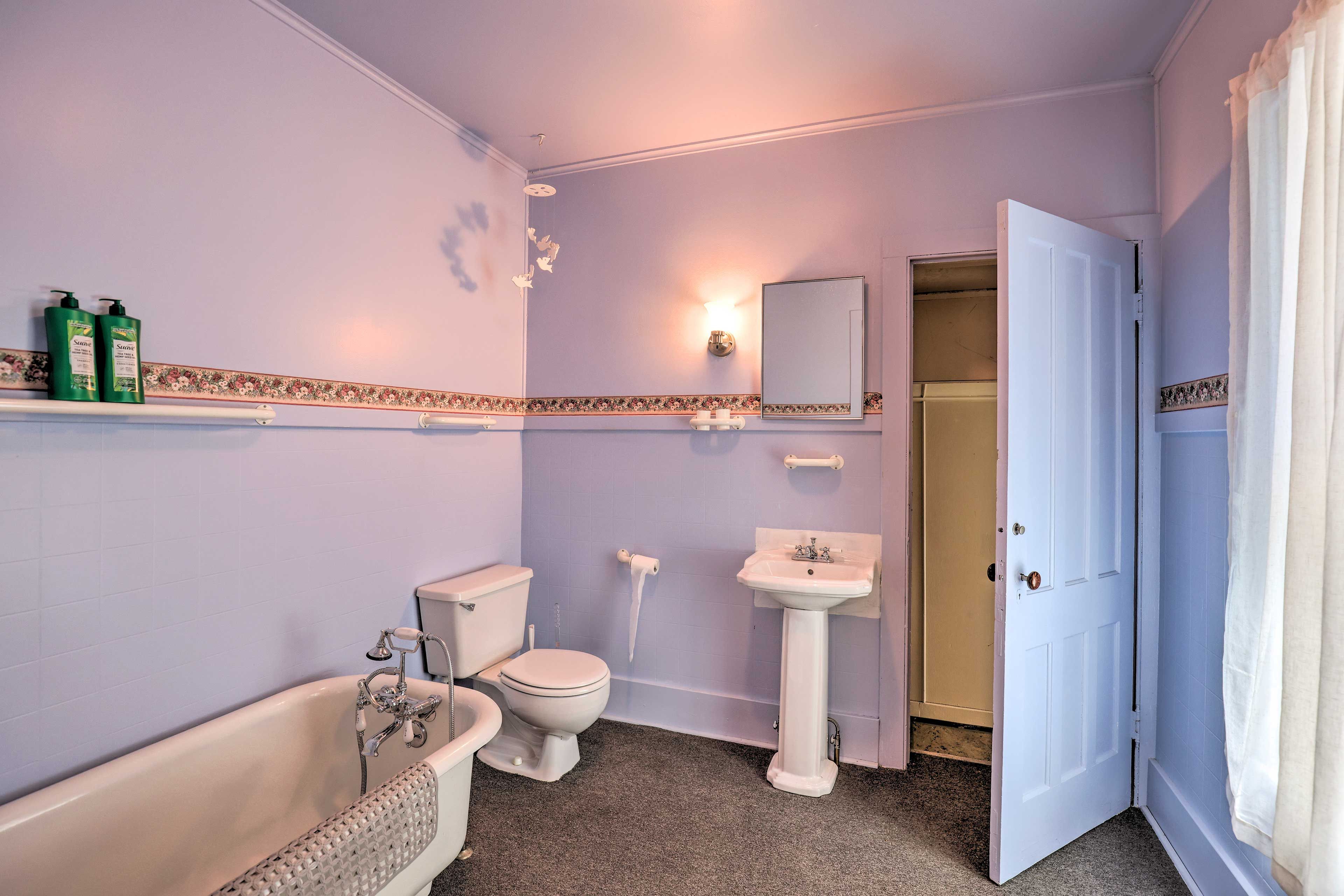 Bathroom | 2nd Floor | Clawfoot Tub | Towels Provided