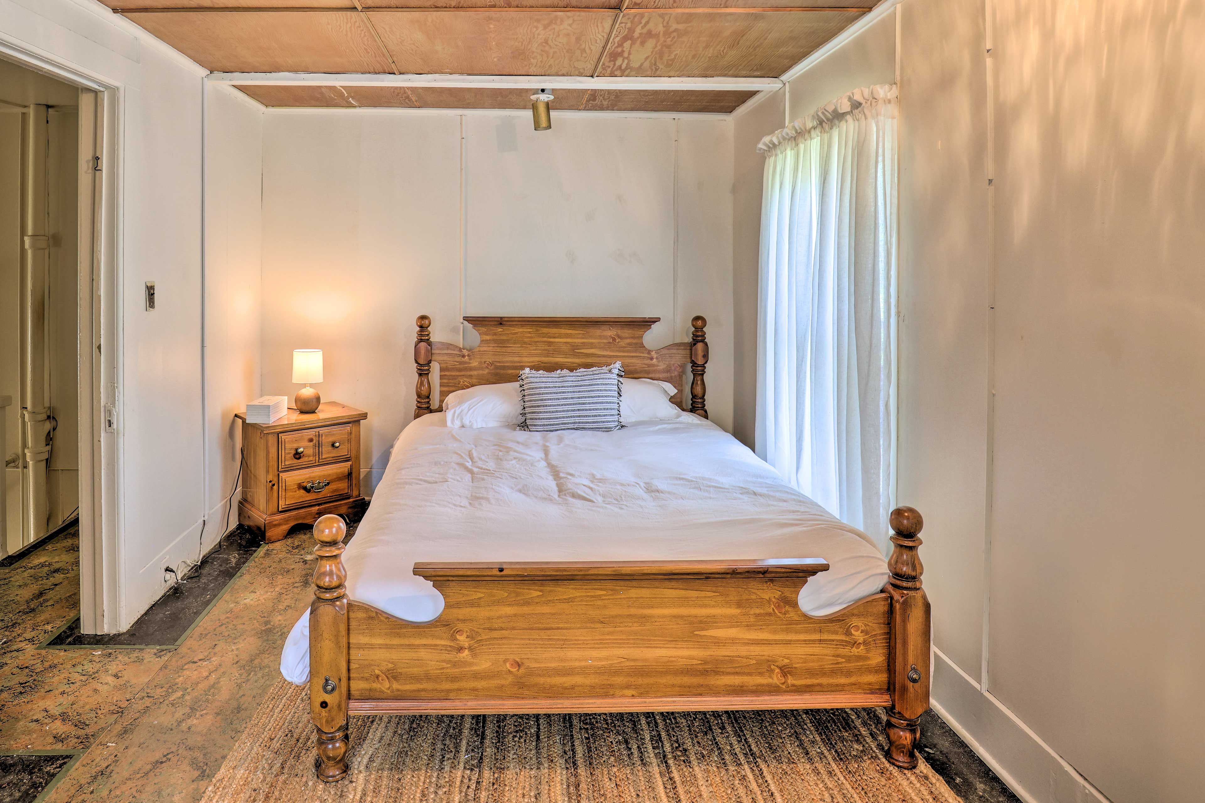Bedroom 4 | Queen Bed | 2nd Floor | Dresser