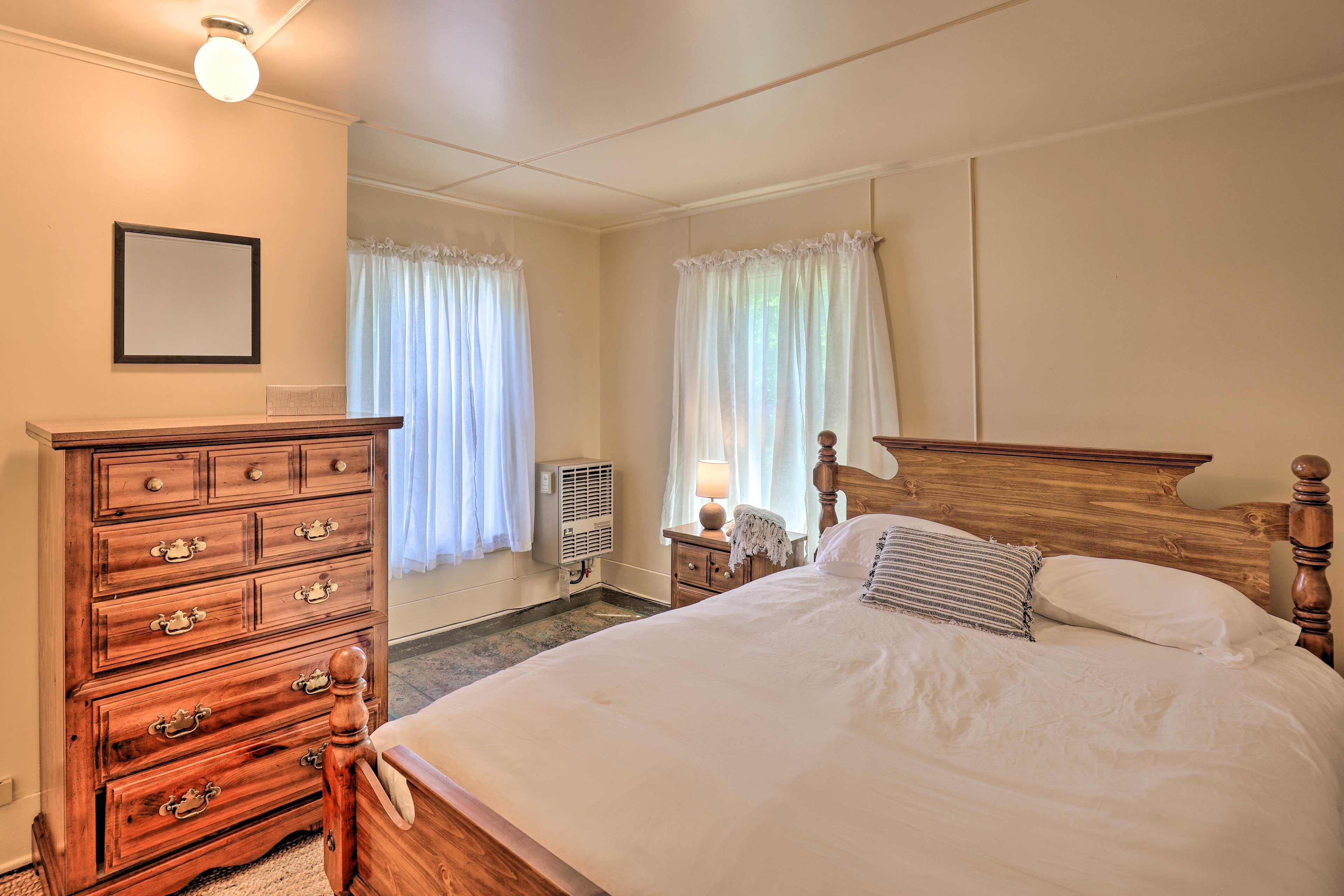 Bedroom 5 | Queen Bed | 2nd Floor | Dresser | Walk-In Closet