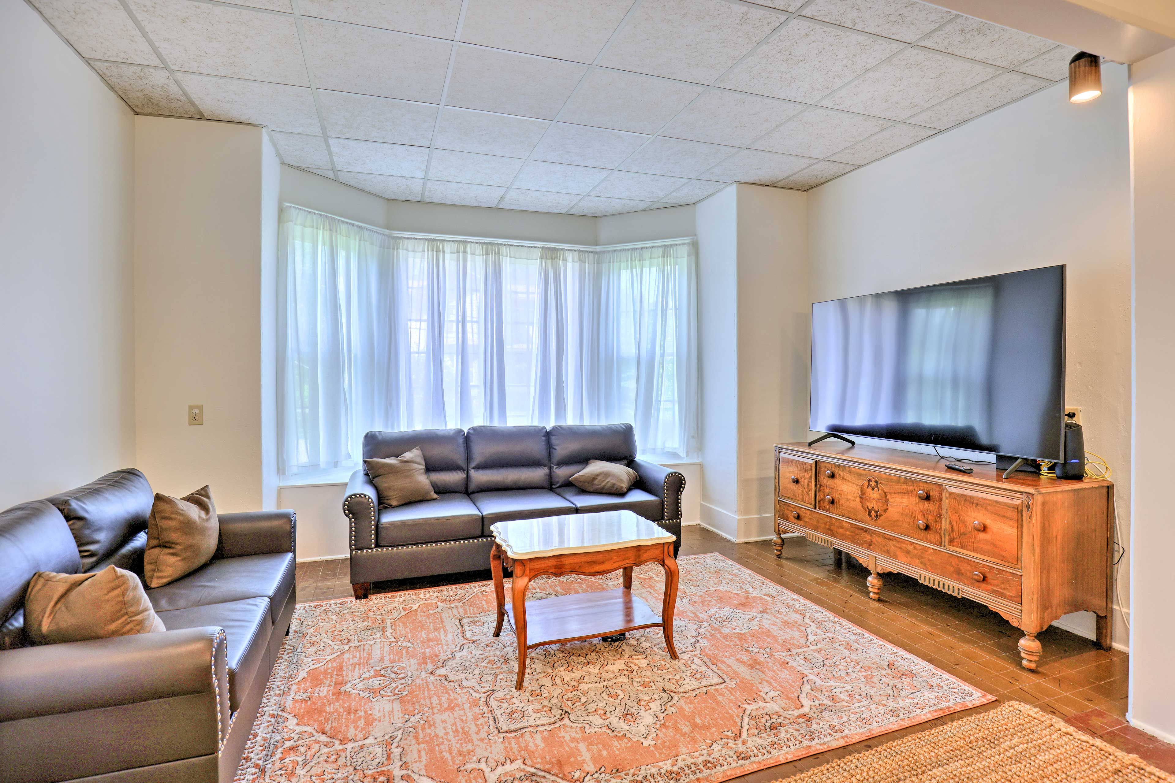 Living Room | Smart TV | Bay Window | Central Heating & Air Conditioning