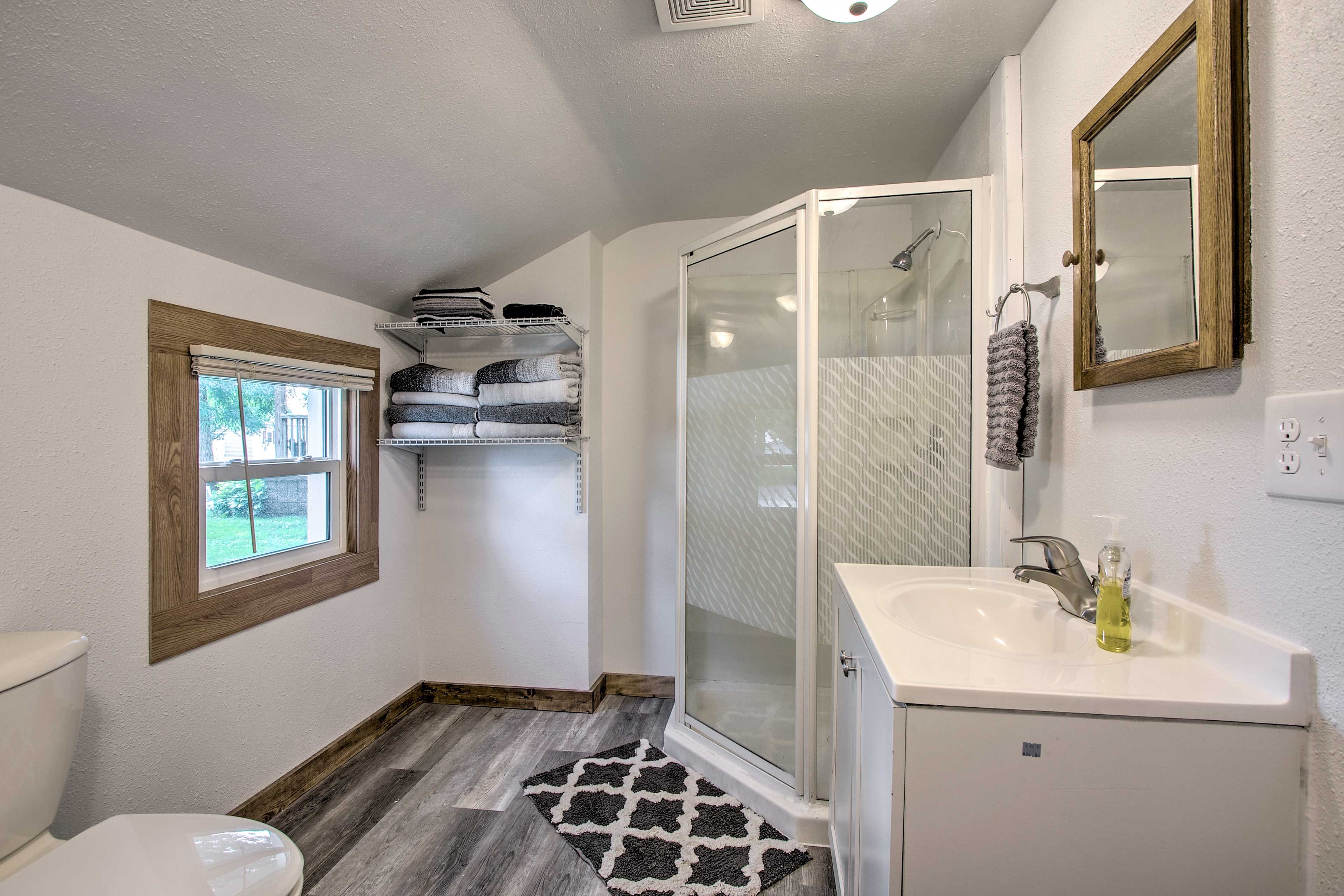 Full Bathroom | 1st Floor | Complimentary Toiletries