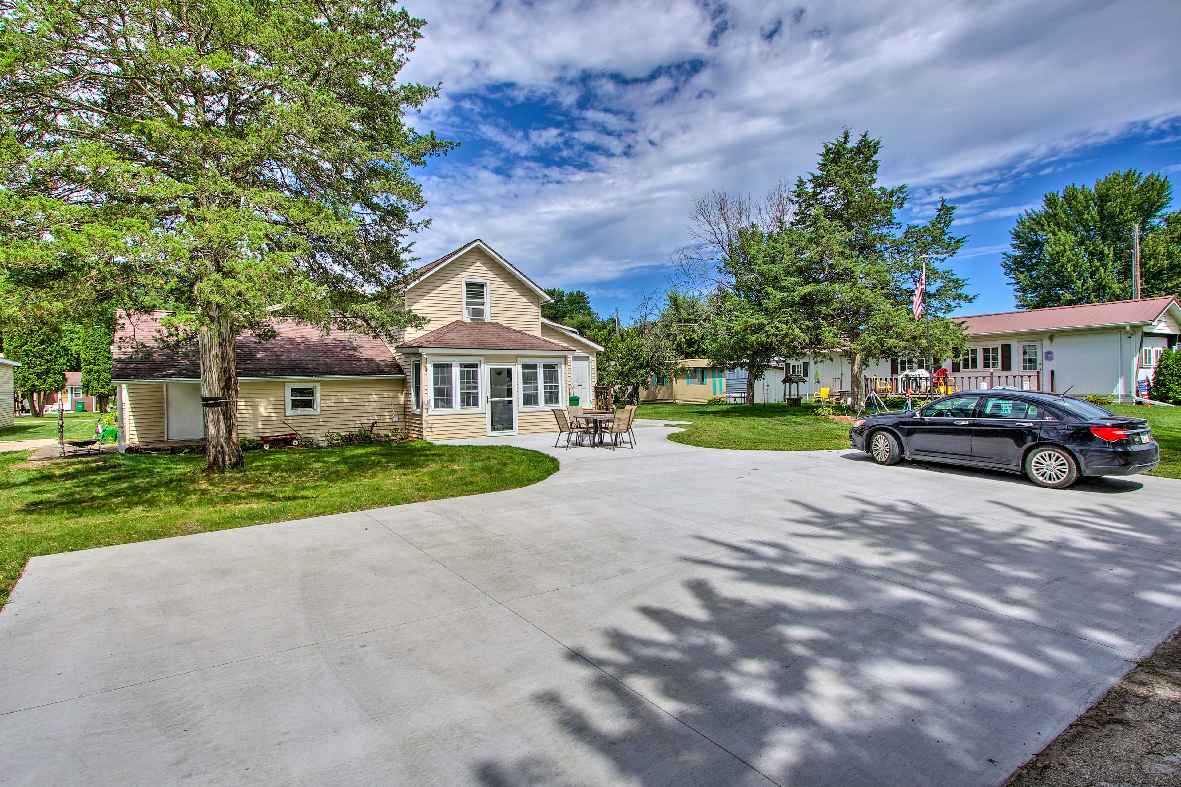 Parking | Driveway | 4 Vehicles