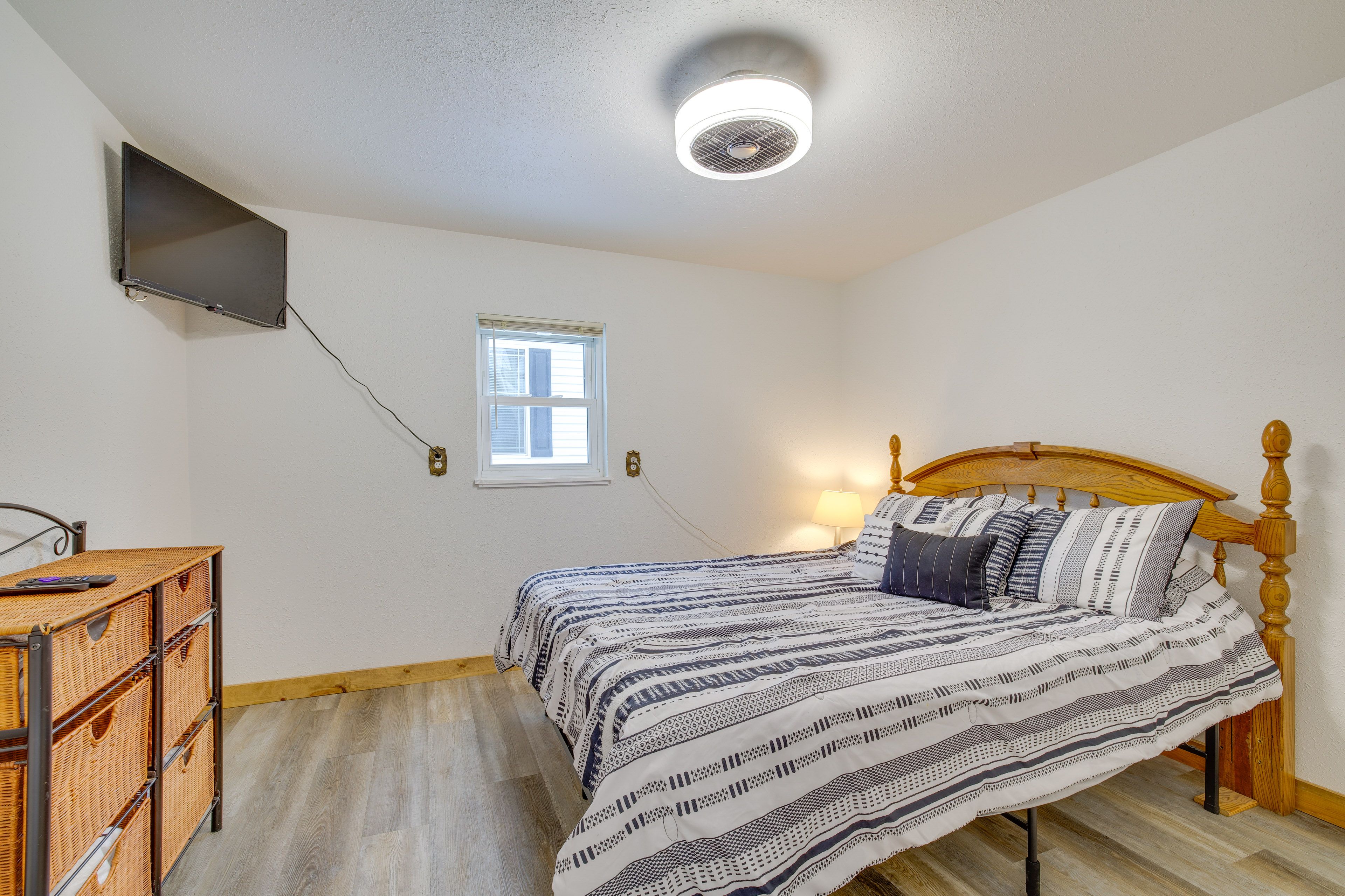 Bedroom 1 | Queen Bed | 1st Floor