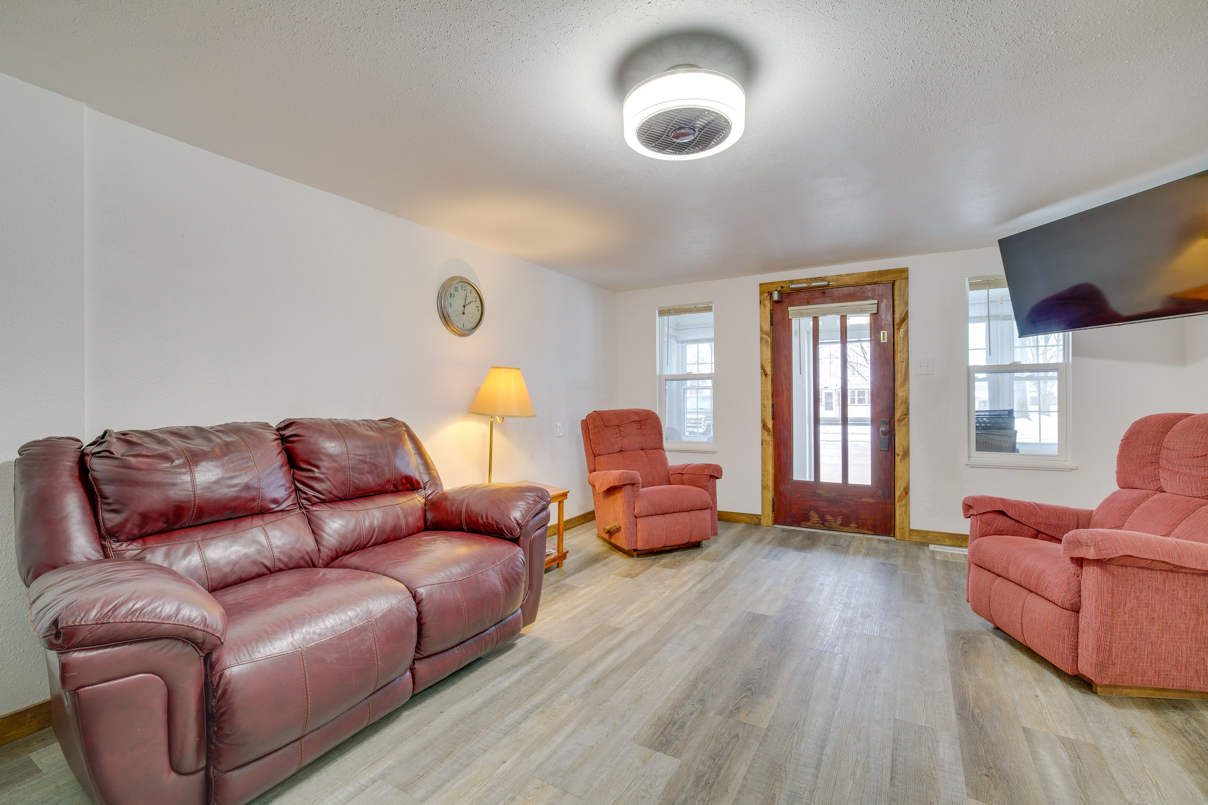 Living Room | Smart TV w/ Cable | Free WiFi
