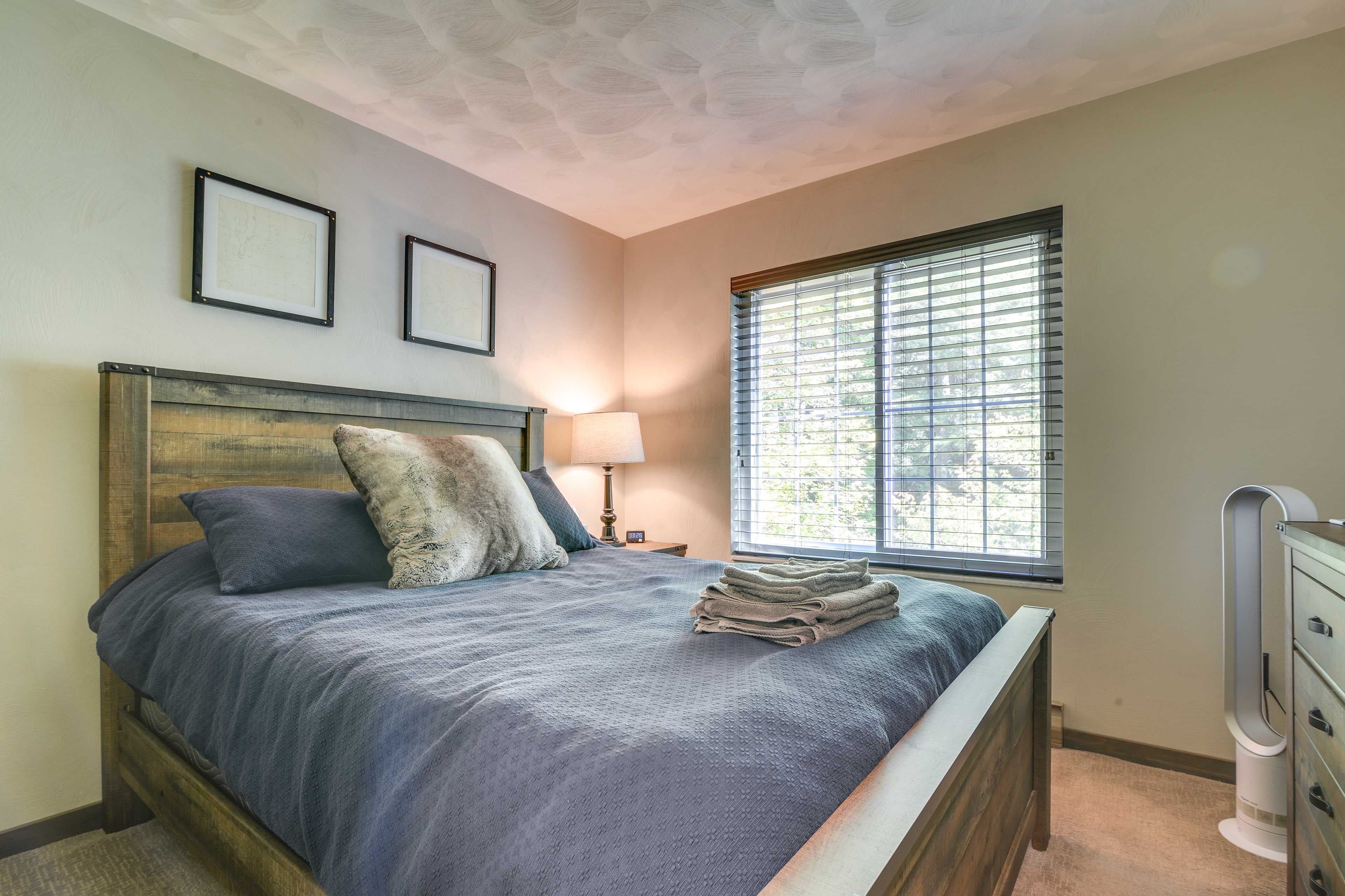 Bedroom 2 | Queen Bed