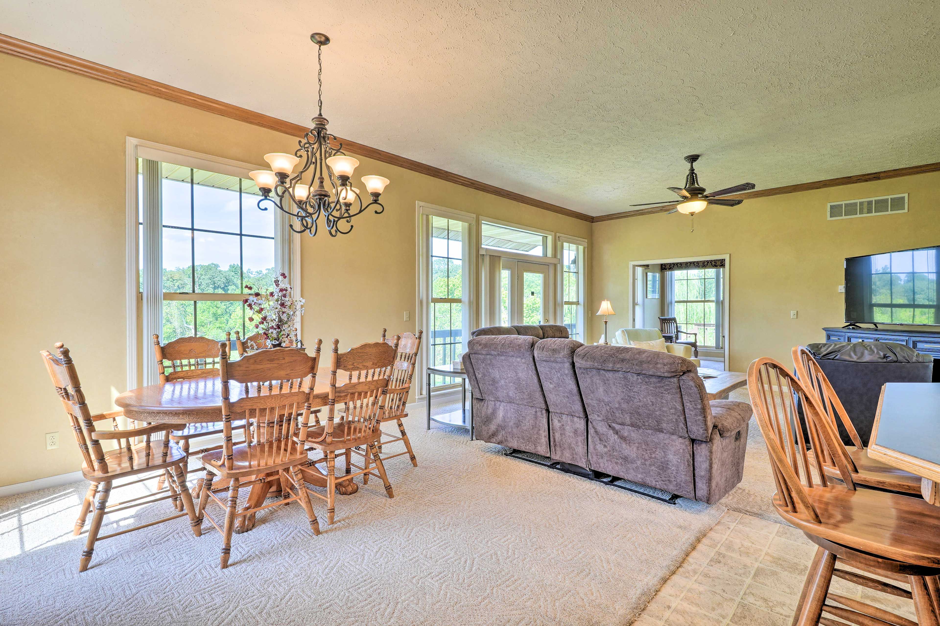 Dining Area | Dishware/Flatware Provided