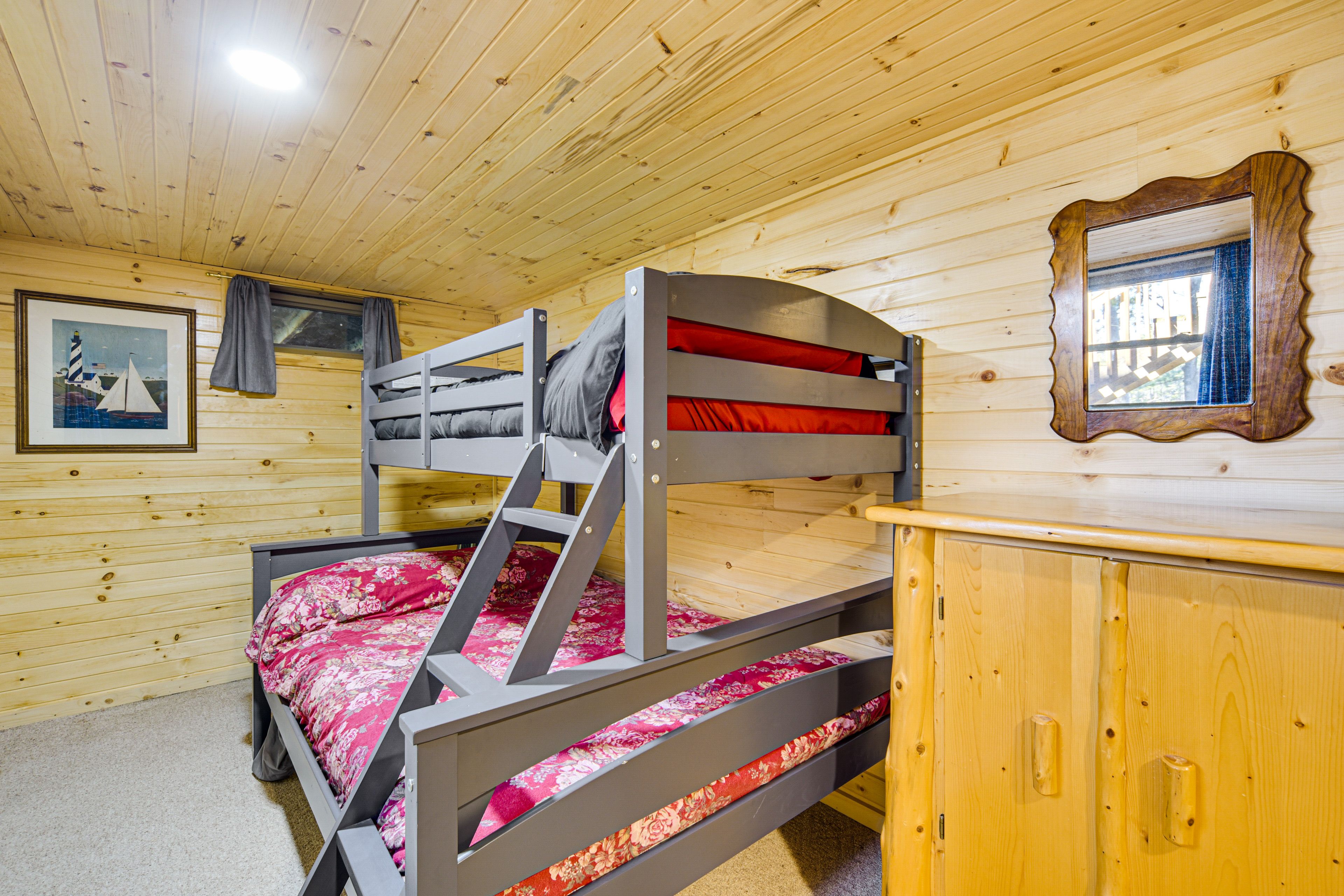 Bedroom 4 | Twin/Full Bunk Bed
