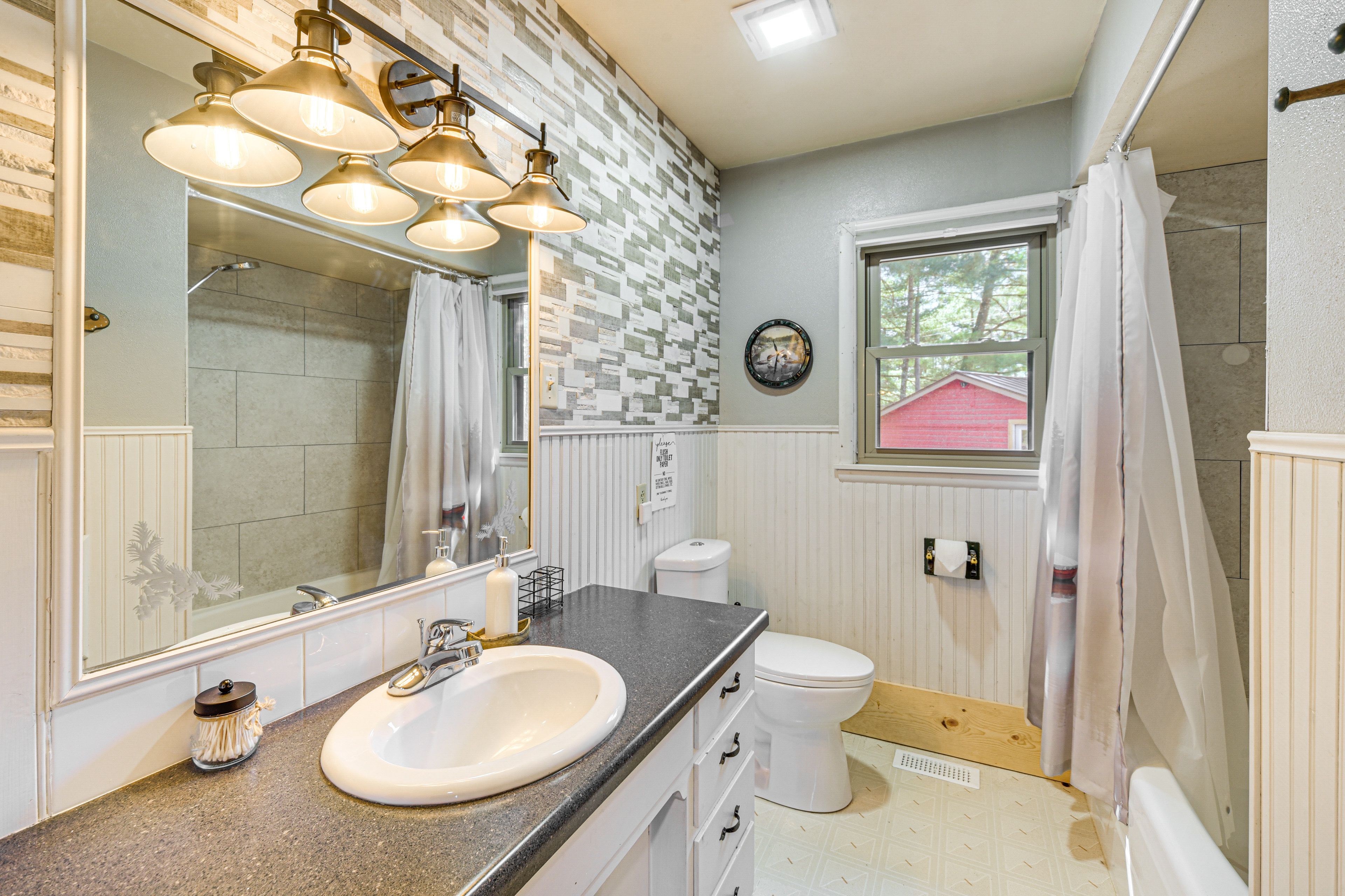 Full Bathroom | Towels Provided | Complimentary Toiletries