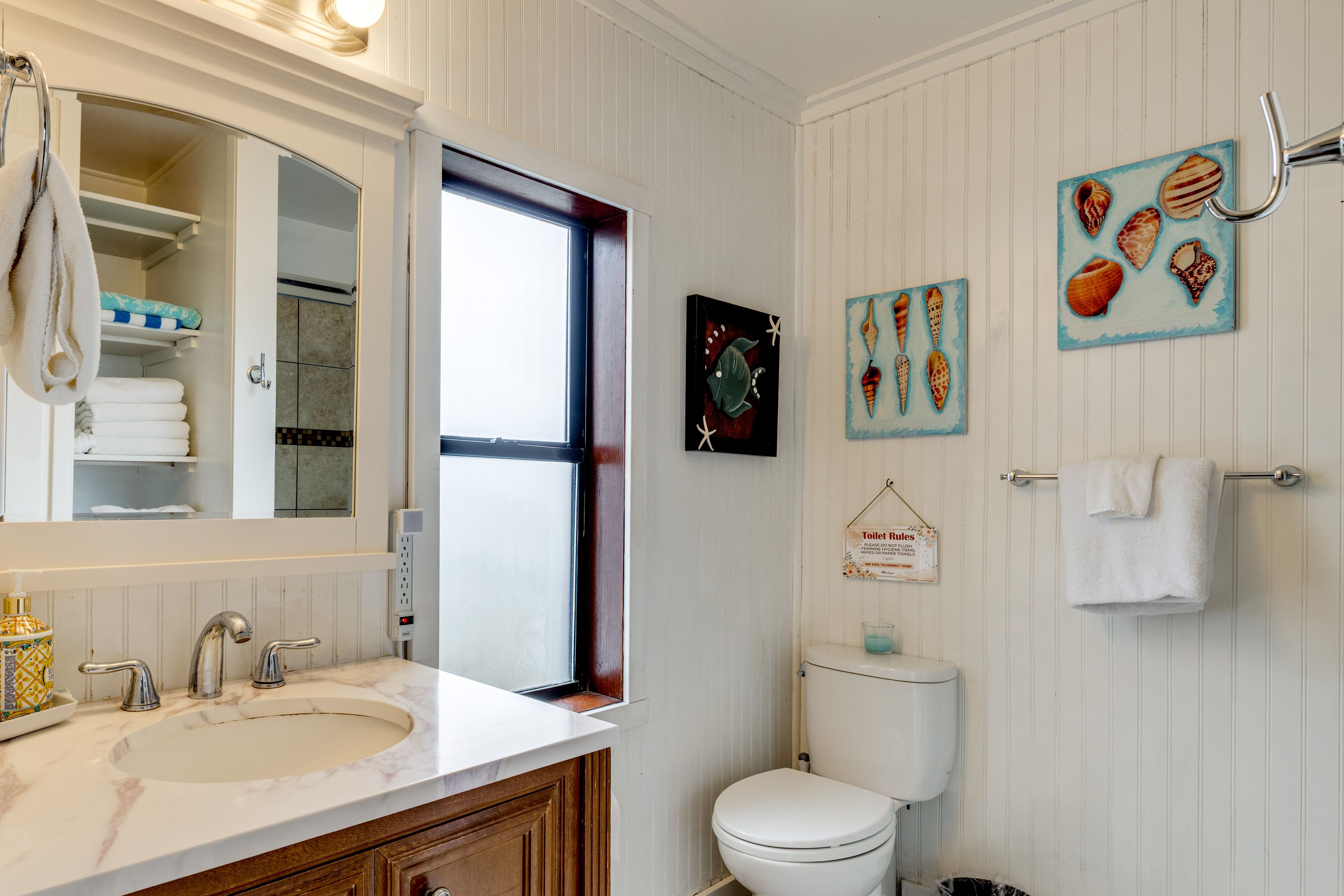 Full Bathroom | Towels Provided | Complimentary Toiletries | 1st Floor